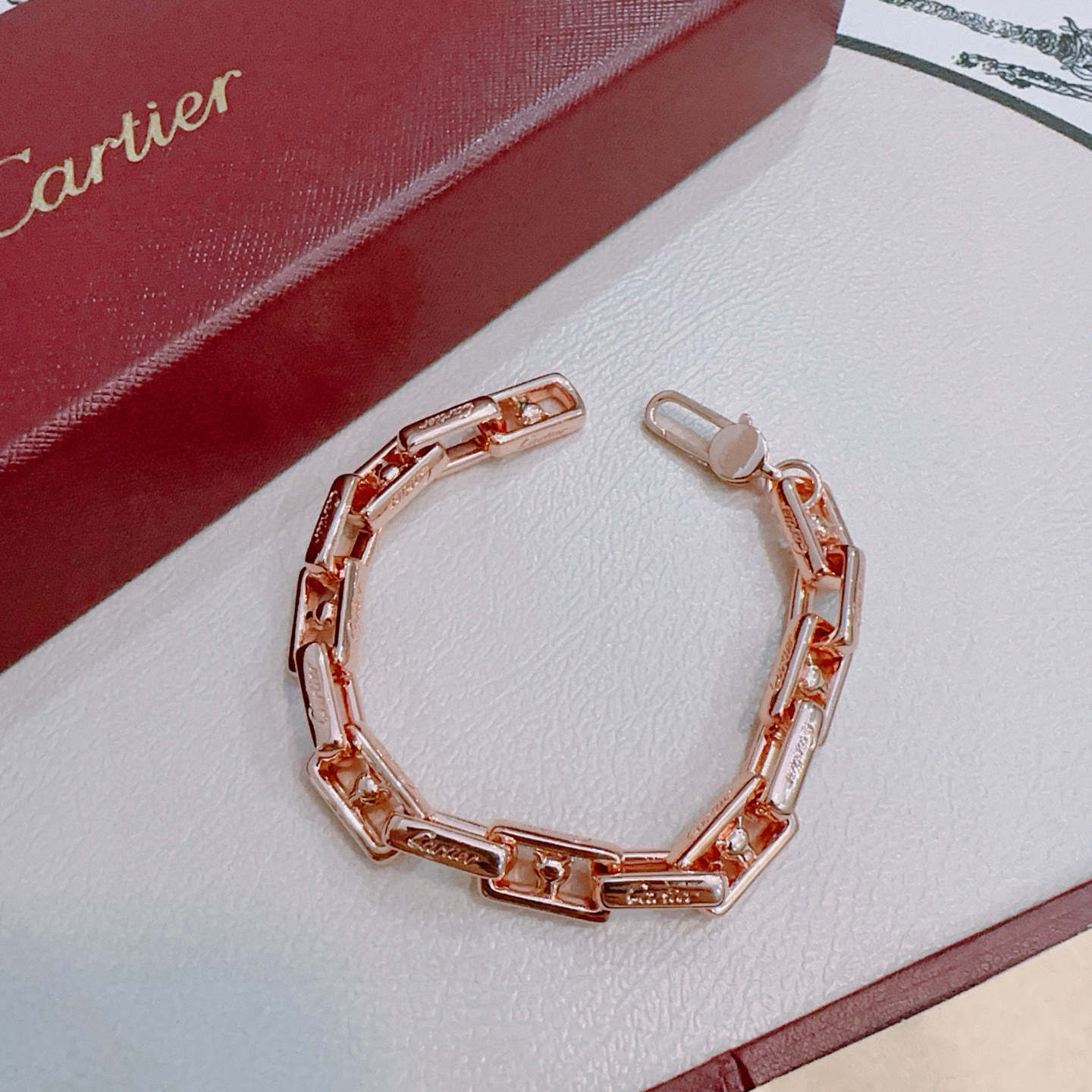 Cartier 新款卡地亚手链V金材质系列 品相完美 细节无敌 那种独特的色泽完全无可挑剔 再缀以 指环外形设计