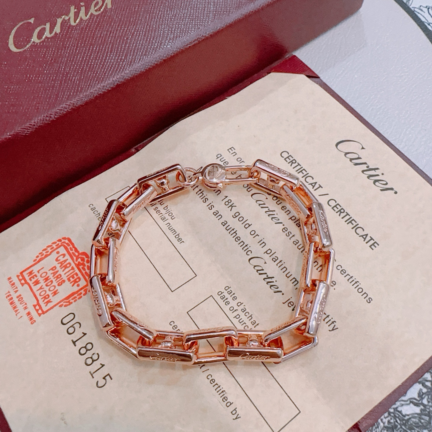 Cartier 新款卡地亚手链V金材质系列 品相完美 细节无敌 那种独特的色泽完全无可挑剔 再缀以 指环外形设计
