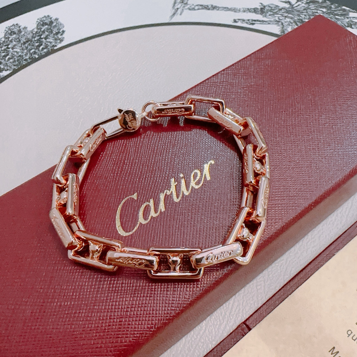 Cartier 新款卡地亚手链V金材质系列 品相完美 细节无敌 那种独特的色泽完全无可挑剔 再缀以 指环外形设计