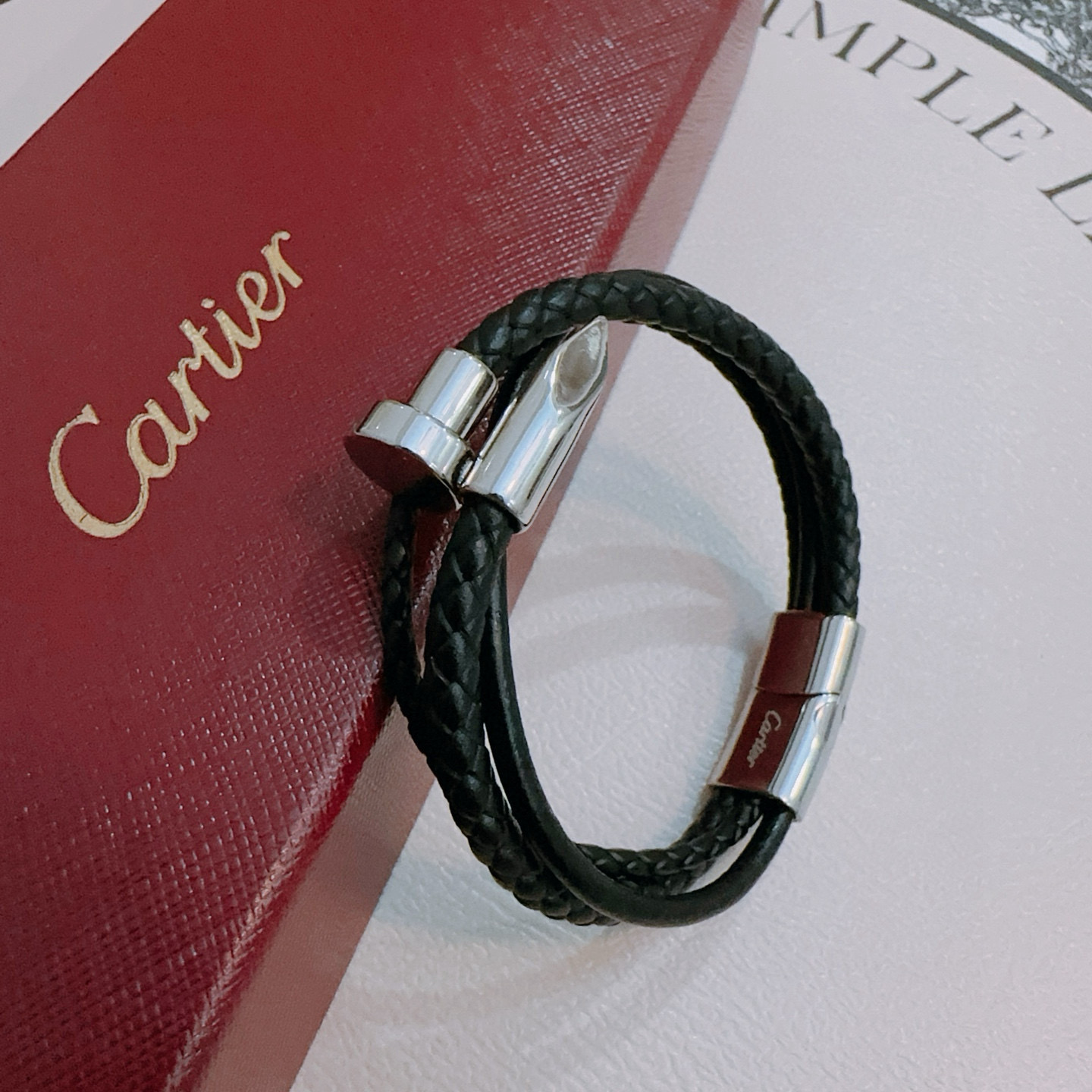 Cartier 卡地亚手链手镯V金牛皮材质系列 品相完美 细节无敌 那种独特的色泽完全无可挑剔 再缀以 指环外形设计