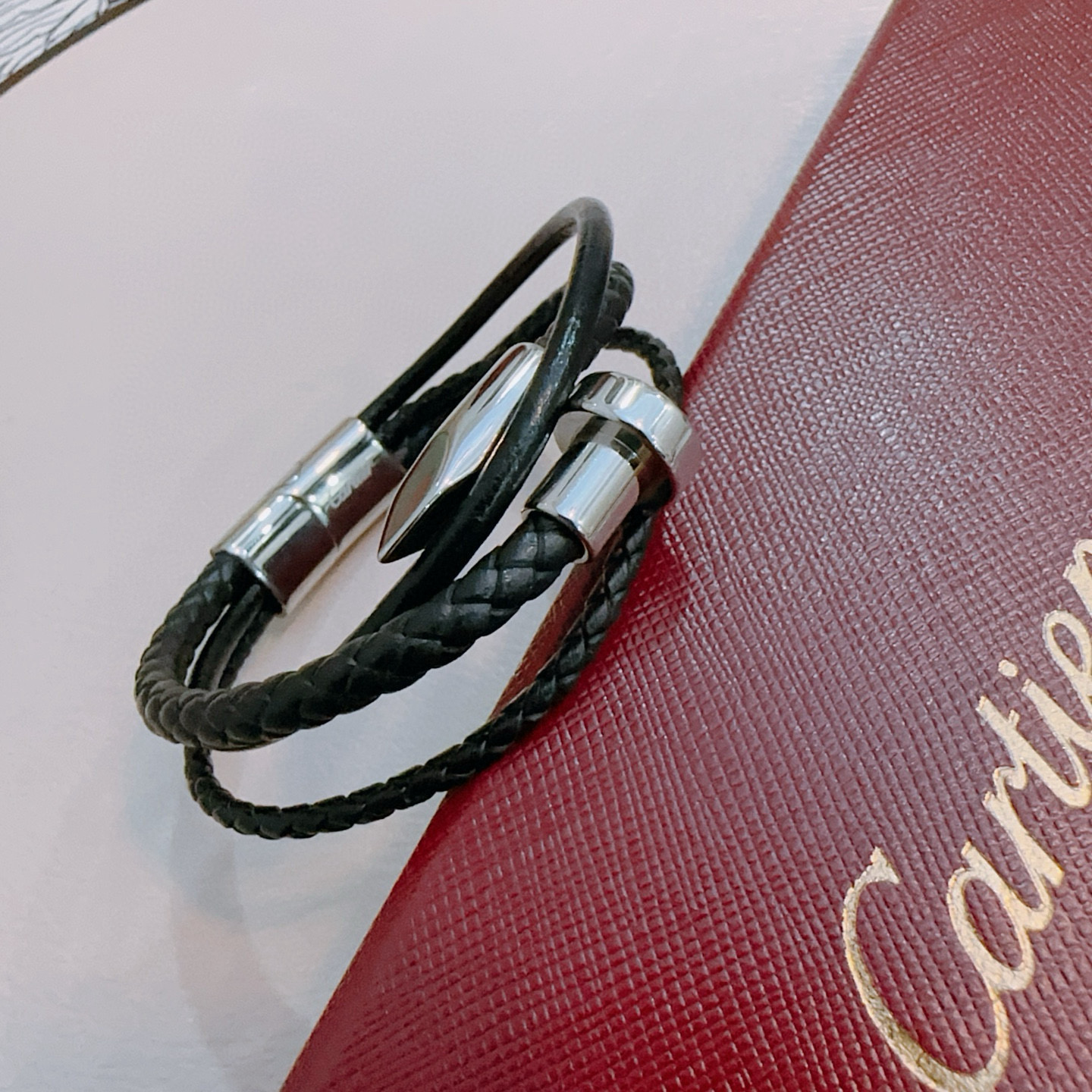 Cartier 卡地亚手链手镯V金牛皮材质系列 品相完美 细节无敌 那种独特的色泽完全无可挑剔 再缀以 指环外形设计