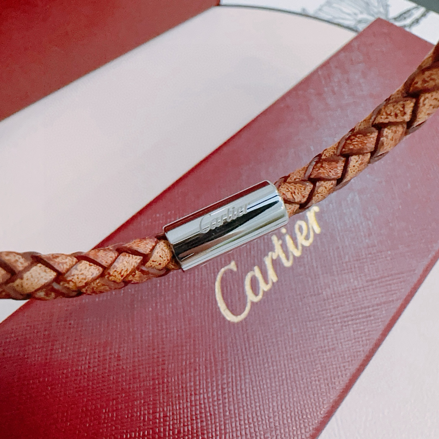 Cartier 卡地亚手链V金牛皮材质系列 品相完美 细节无敌 那种独特的色泽完全无可挑剔 再缀以 指环外形设计