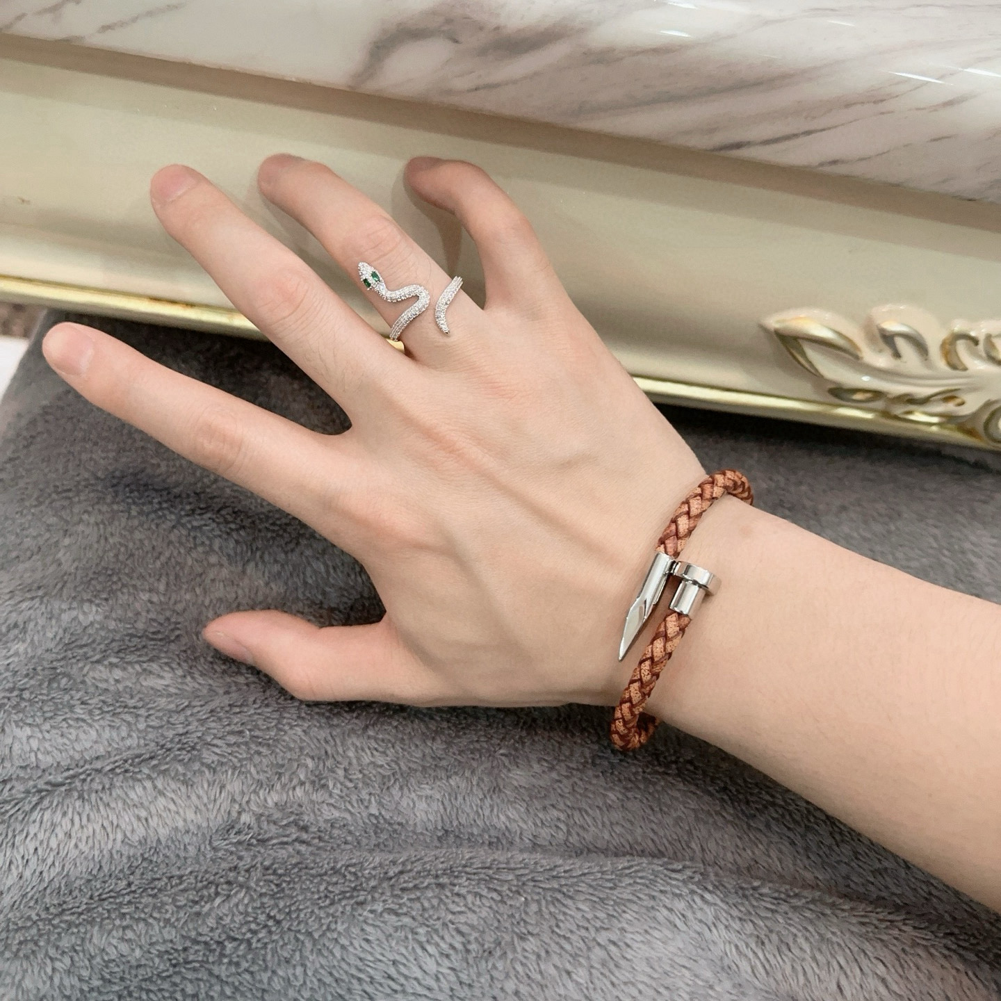 Cartier 卡地亚手链V金牛皮材质系列 品相完美 细节无敌 那种独特的色泽完全无可挑剔 再缀以 指环外形设计