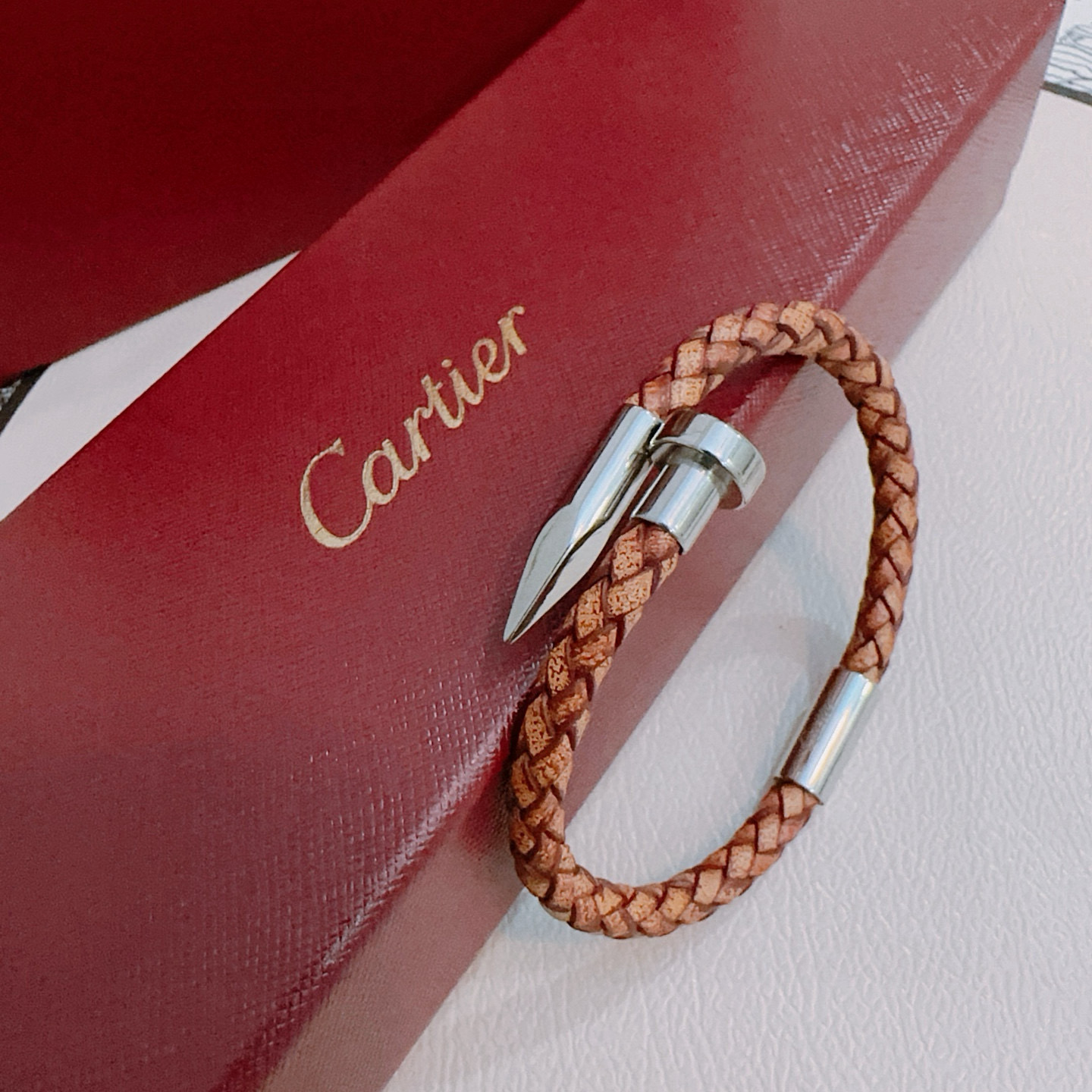 Cartier 卡地亚手链V金牛皮材质系列 品相完美 细节无敌 那种独特的色泽完全无可挑剔 再缀以 指环外形设计