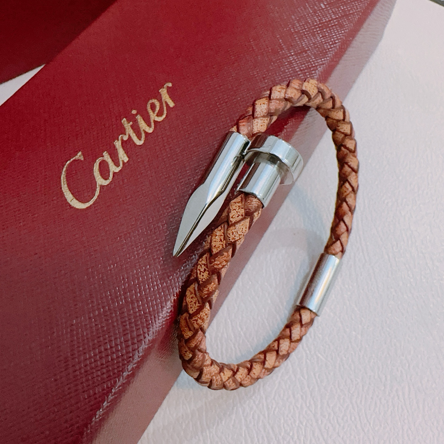 Cartier 卡地亚手链V金牛皮材质系列 品相完美 细节无敌 那种独特的色泽完全无可挑剔 再缀以 指环外形设计