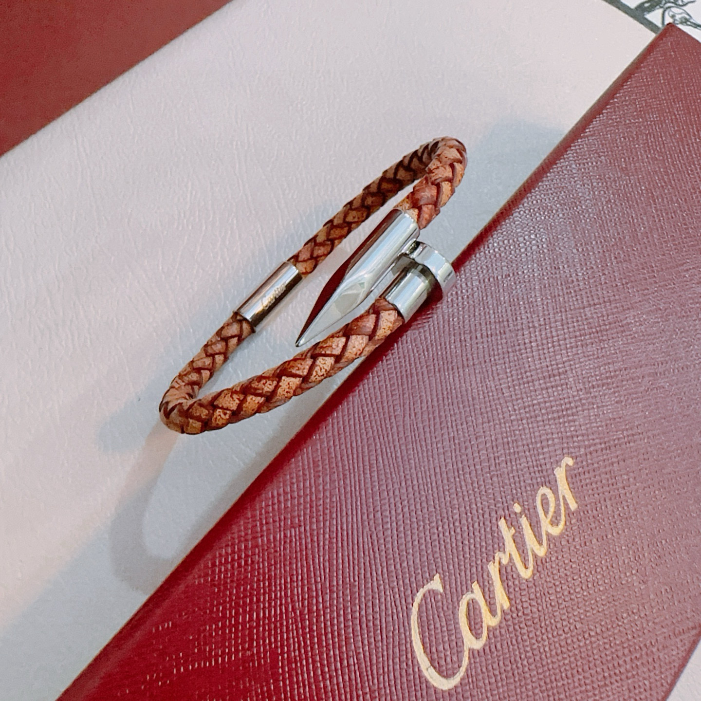 Cartier 卡地亚手链V金牛皮材质系列 品相完美 细节无敌 那种独特的色泽完全无可挑剔 再缀以 指环外形设计