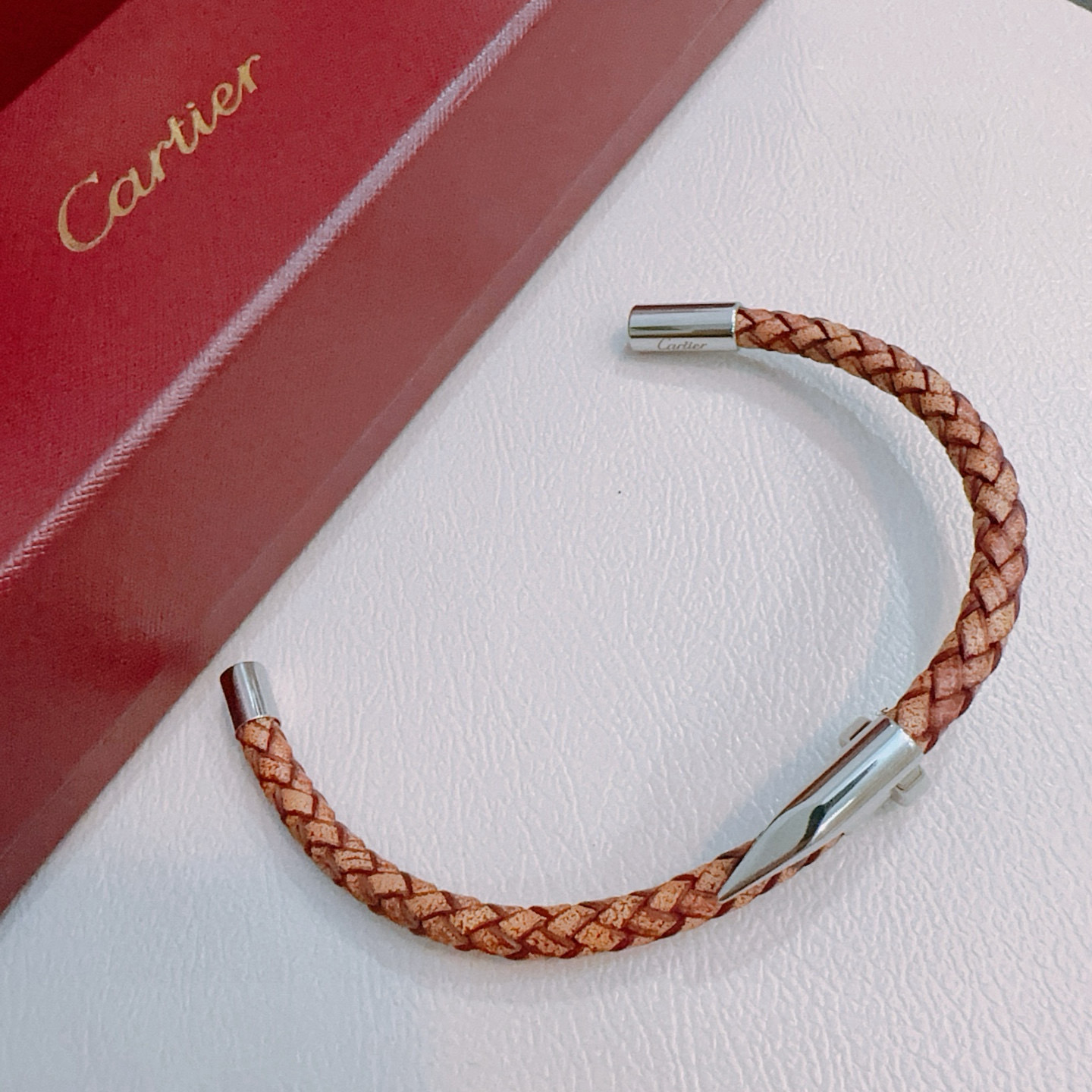 Cartier 卡地亚手链V金牛皮材质系列 品相完美 细节无敌 那种独特的色泽完全无可挑剔 再缀以 指环外形设计