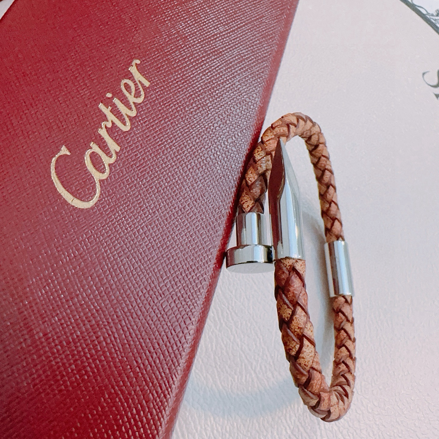 Cartier 卡地亚手链V金牛皮材质系列 品相完美 细节无敌 那种独特的色泽完全无可挑剔 再缀以 指环外形设计