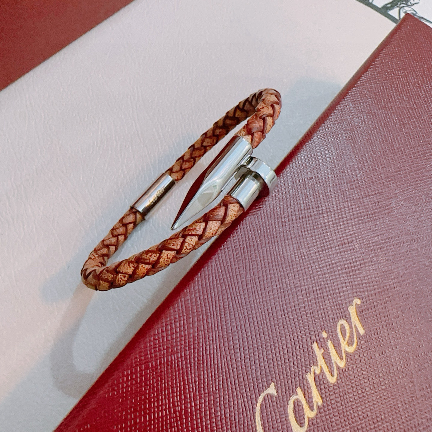 Cartier 卡地亚手链V金牛皮材质系列 品相完美 细节无敌 那种独特的色泽完全无可挑剔 再缀以 指环外形设计
