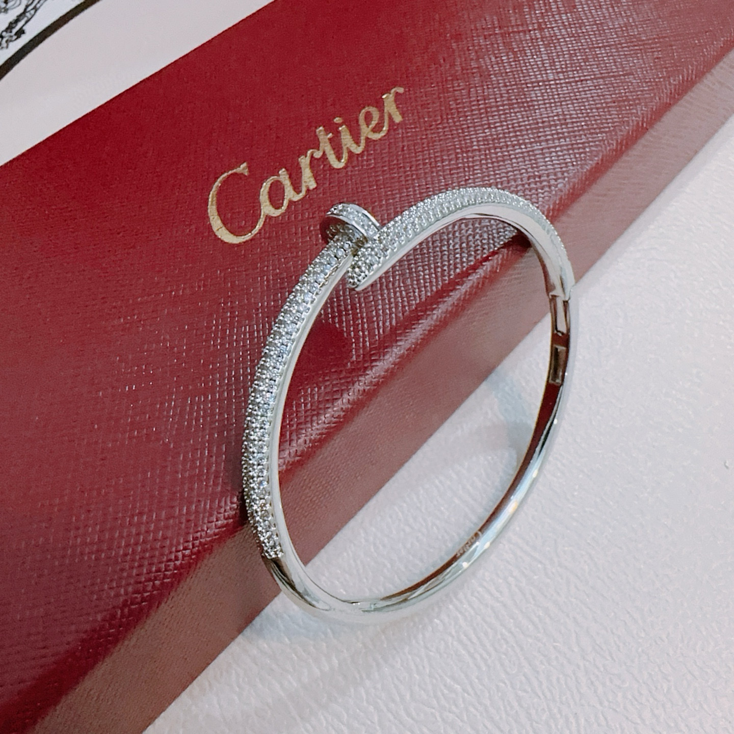 Cartier 卡地亚手链手镯V金材质系列 品相完美 细节无敌 那种独特的色泽完全无可挑剔 再缀以 指环外形设计