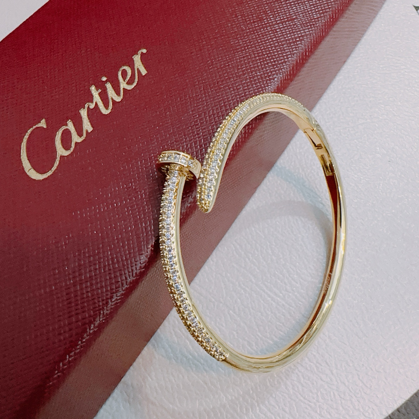 Cartier 卡地亚手链手镯V金材质系列 品相完美 细节无敌 那种独特的色泽完全无可挑剔 再缀以 指环外形设计