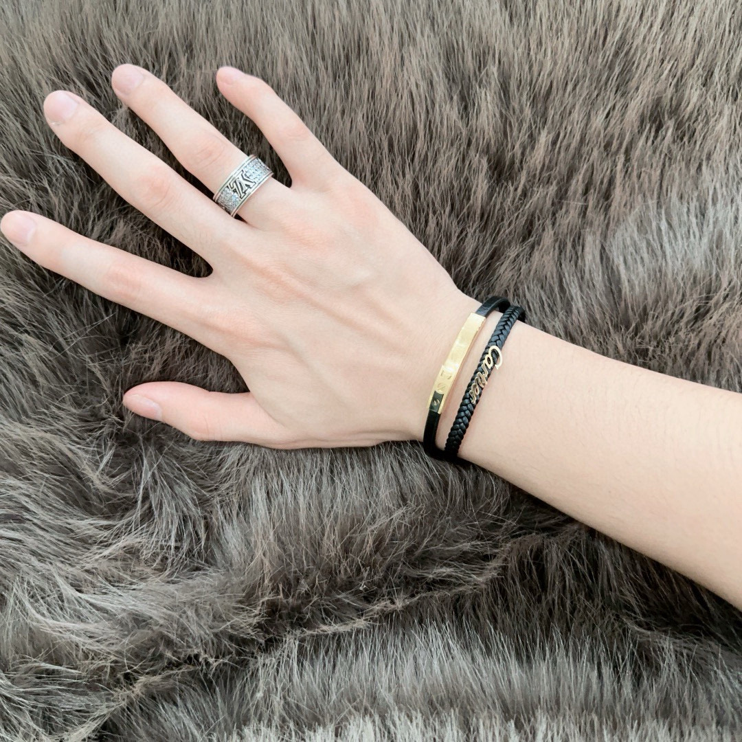 Cartier 高品质卡地亚牛皮手绳手链 新款开模 潮流 男女均可佩戴 同款 摇滚朋克泰银风格 元素 潮流百搭 牛皮最新款链条档次更高明星 款项链系列