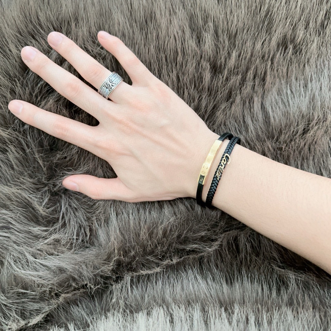 Cartier 高品质卡地亚牛皮手绳手链 新款开模 潮流 男女均可佩戴 同款 摇滚朋克泰银风格 元素 潮流百搭 牛皮最新款链条档次更高明星 款项链系列