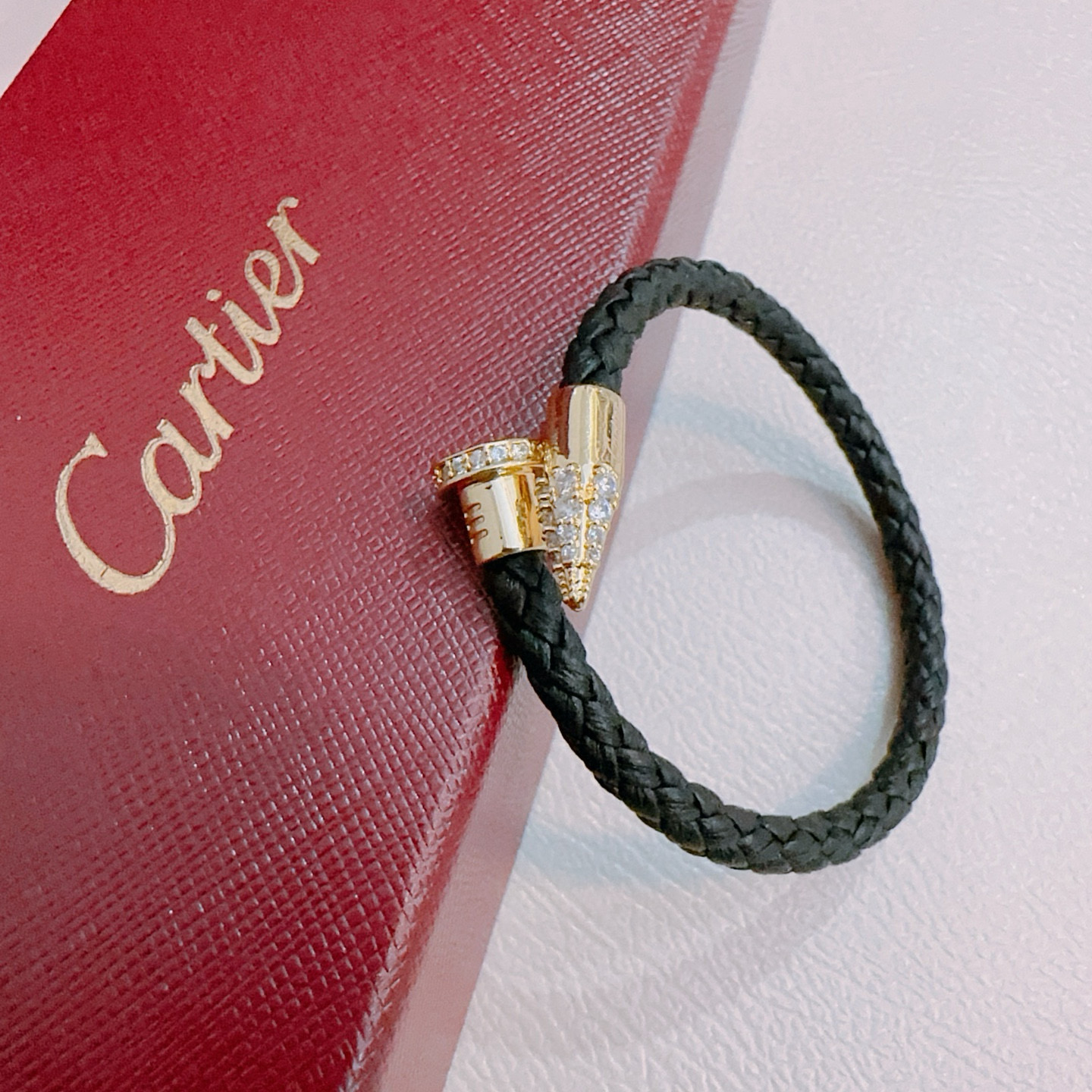 Cartier 卡地亚手链手镯V金牛皮材质系列 品相完美 细节无敌 那种独特的色泽完全无可挑剔 再缀以 指环外形设计