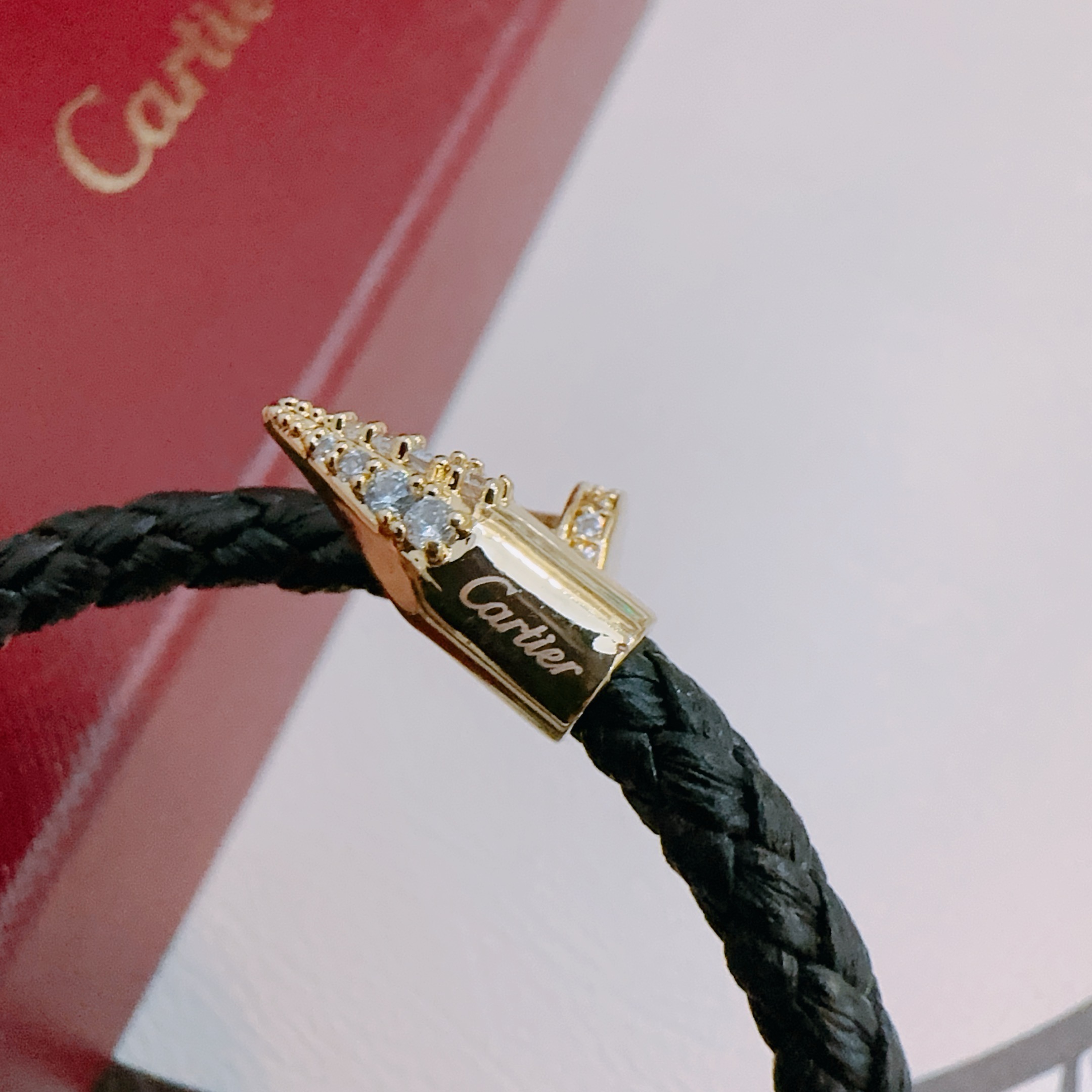 Cartier 卡地亚手链手镯V金牛皮材质系列 品相完美 细节无敌 那种独特的色泽完全无可挑剔 再缀以 指环外形设计