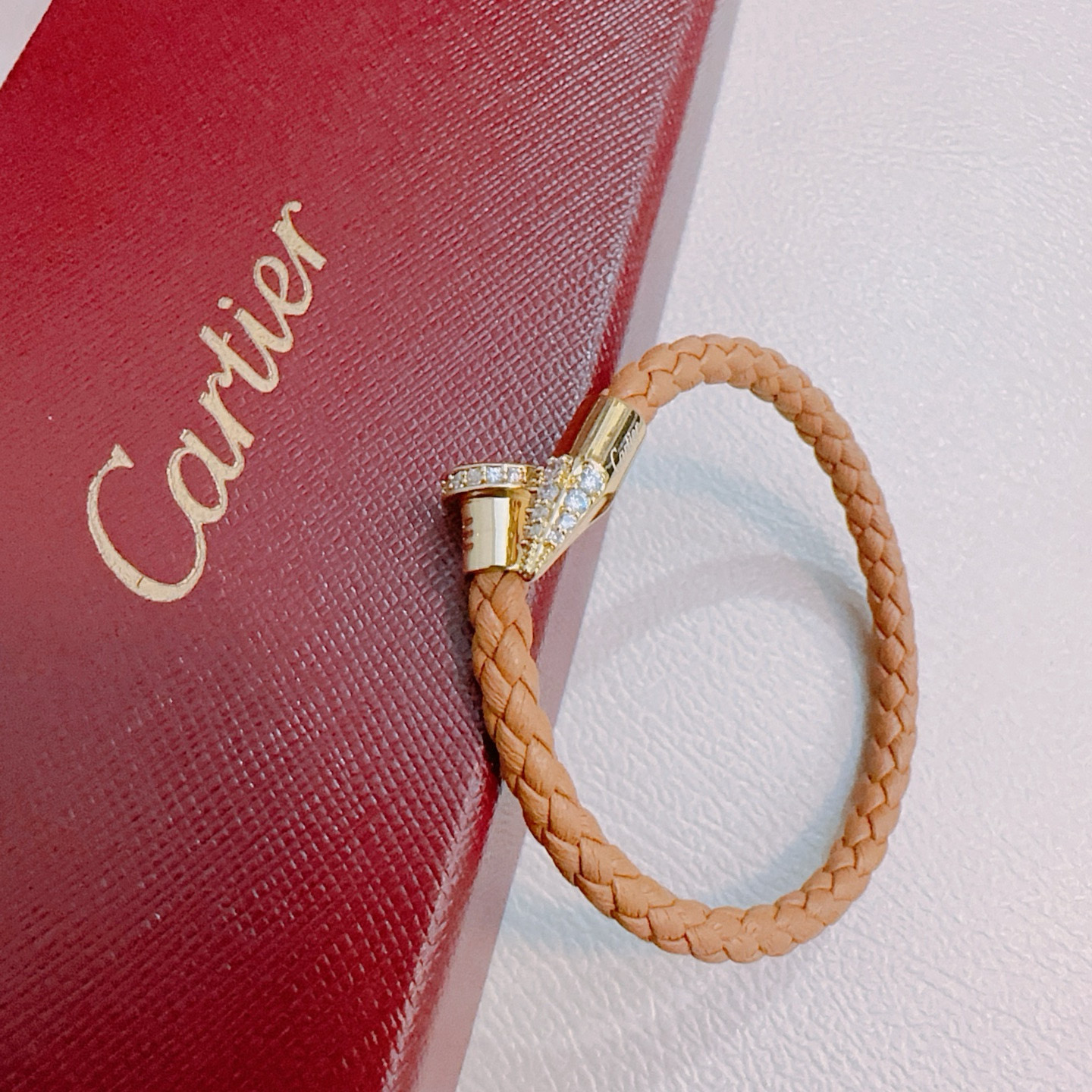 Cartier 卡地亚手链手镯V金牛皮材质系列 品相完美 细节无敌 那种独特的色泽完全无可挑剔 再缀以 指环外形设计