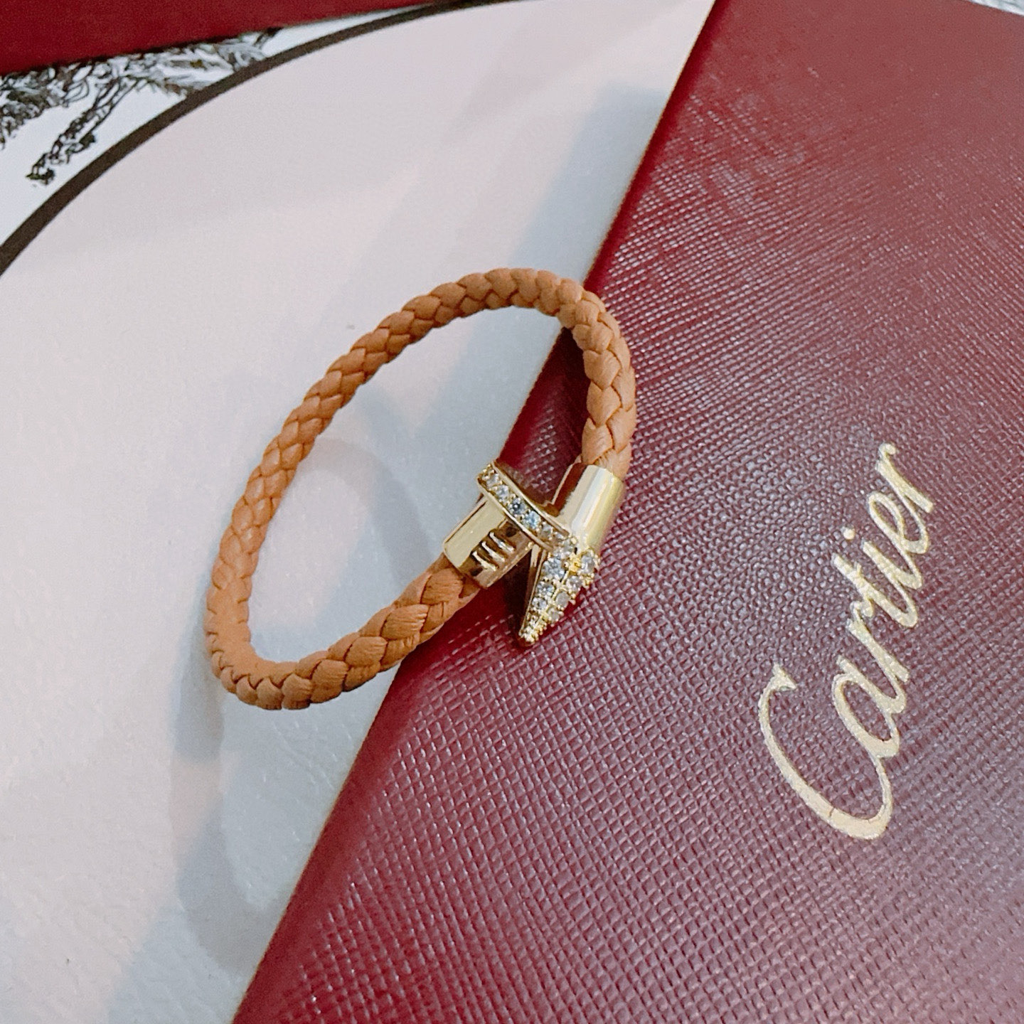 Cartier 卡地亚手链手镯V金牛皮材质系列 品相完美 细节无敌 那种独特的色泽完全无可挑剔 再缀以 指环外形设计