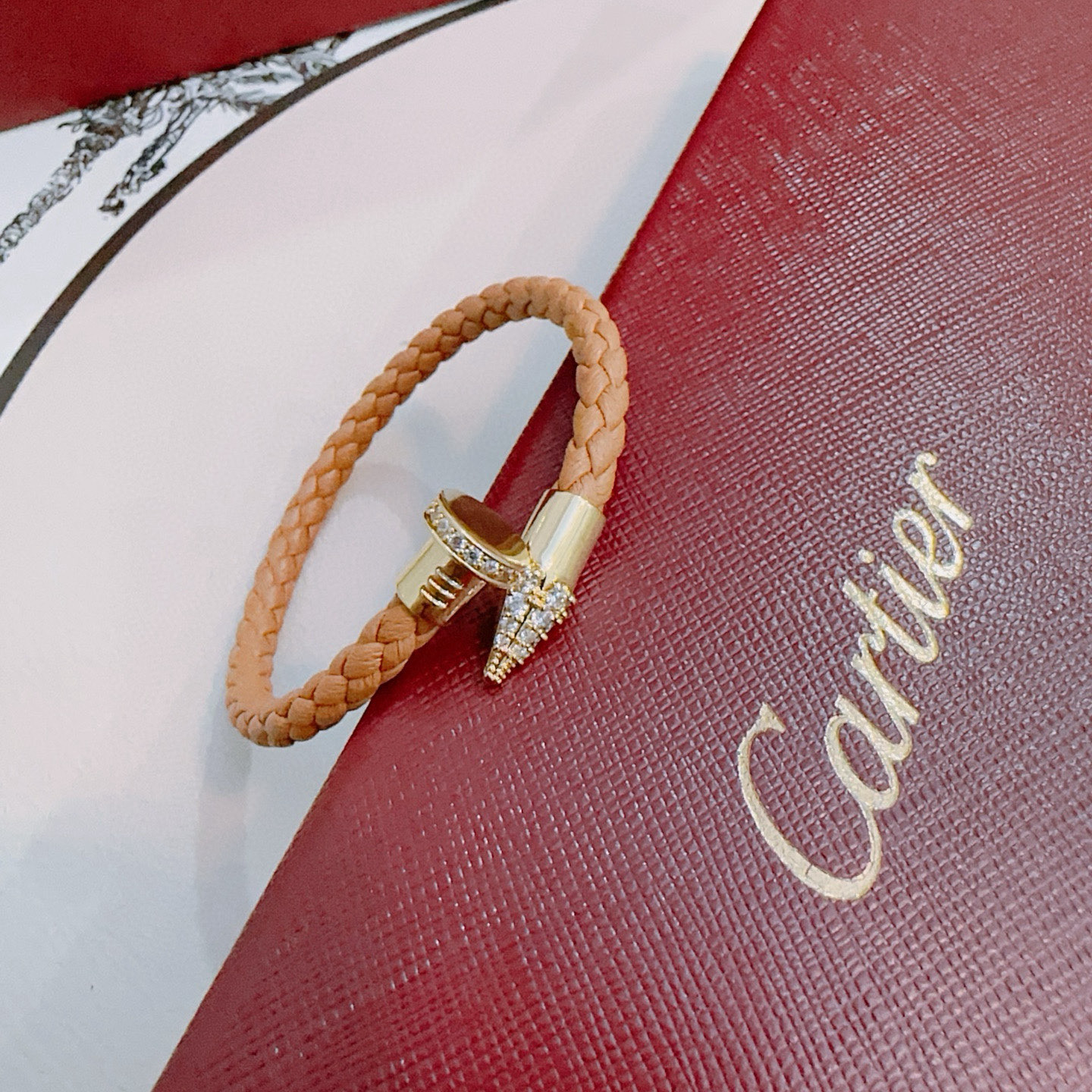 Cartier 卡地亚手链手镯V金牛皮材质系列 品相完美 细节无敌 那种独特的色泽完全无可挑剔 再缀以 指环外形设计
