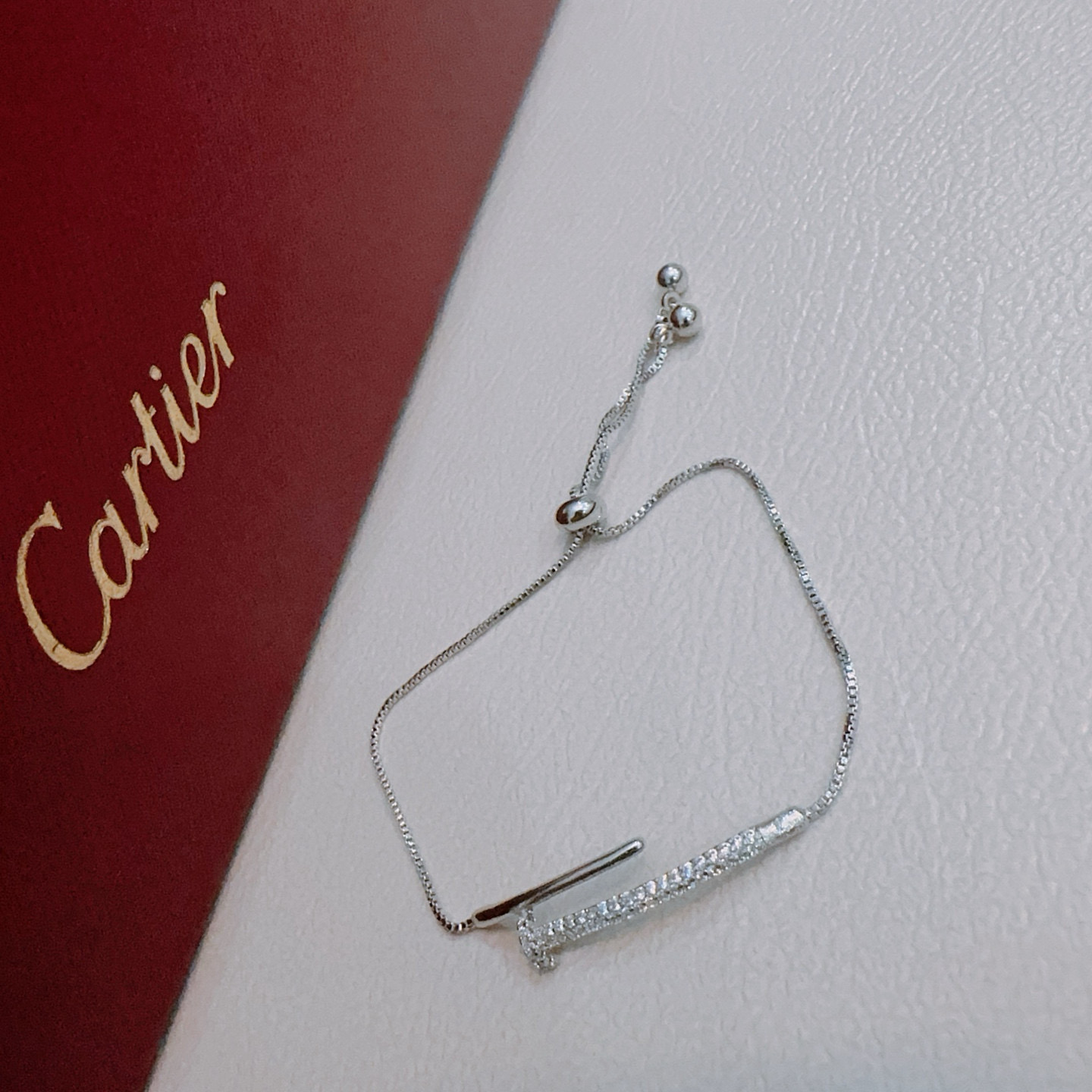 Cartier 卡地亚手链V金材质系列 品相完美 细节无敌 那种独特的色泽完全无可挑剔 再缀以 指环外形设计