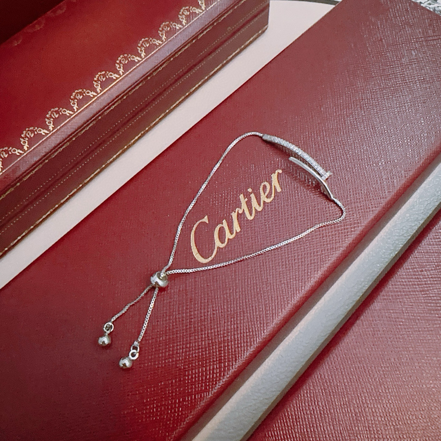 Cartier 卡地亚手链V金材质系列 品相完美 细节无敌 那种独特的色泽完全无可挑剔 再缀以 指环外形设计