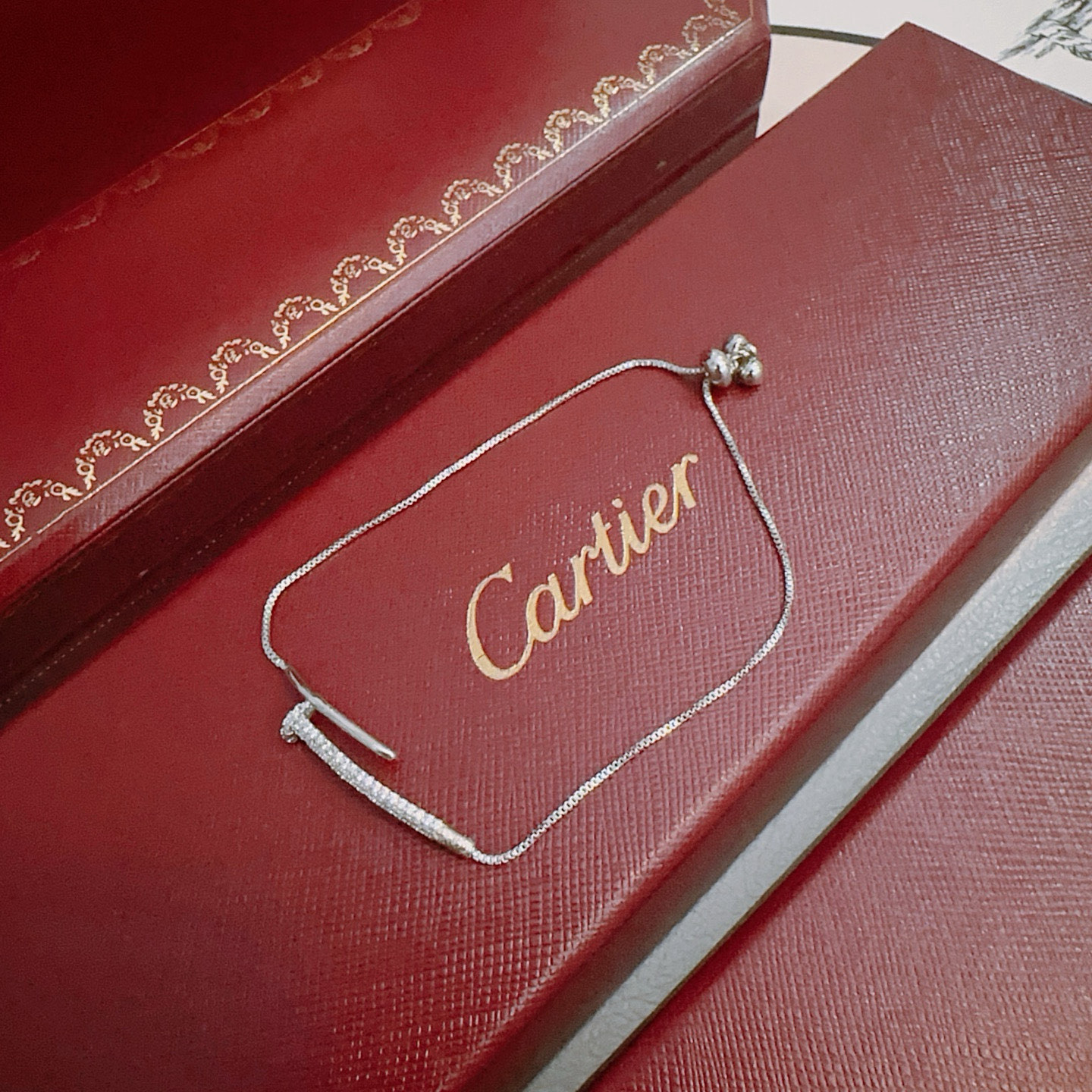 Cartier 卡地亚手链V金材质系列 品相完美 细节无敌 那种独特的色泽完全无可挑剔 再缀以 指环外形设计