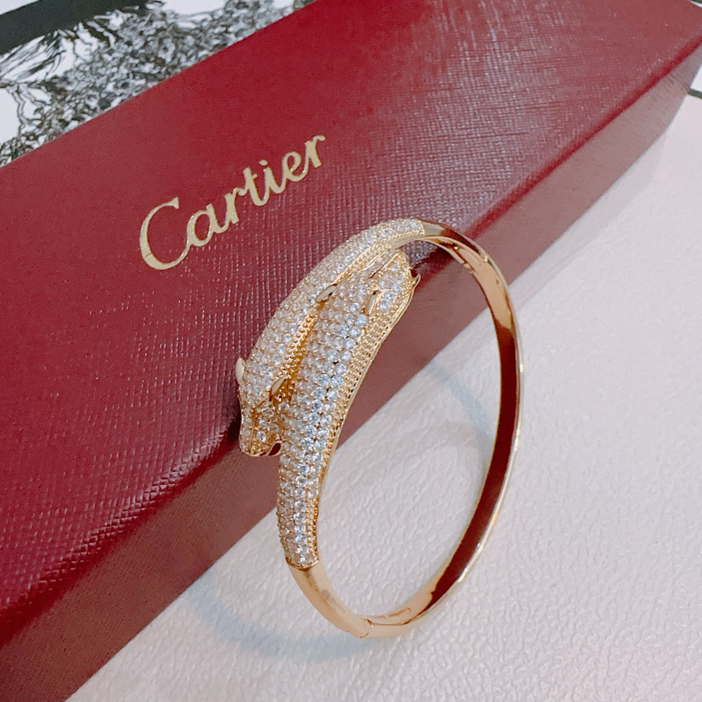 Cartier 卡地亚手链手镯V金材质系列 品相完美 细节无敌 那种独特的色泽完全无可挑剔 再缀以 指环外形设计