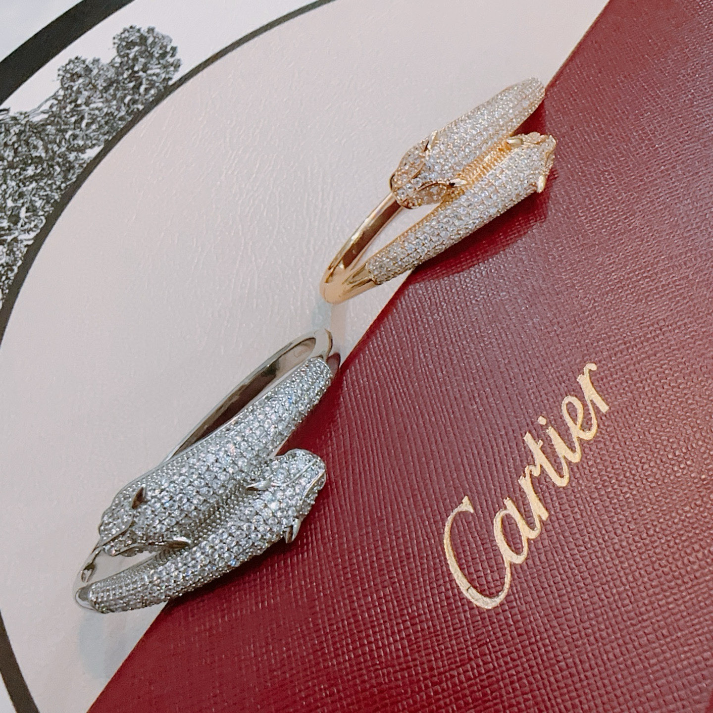 Cartier 卡地亚手链手镯V金材质系列 品相完美 细节无敌 那种独特的色泽完全无可挑剔 再缀以 指环外形设计
