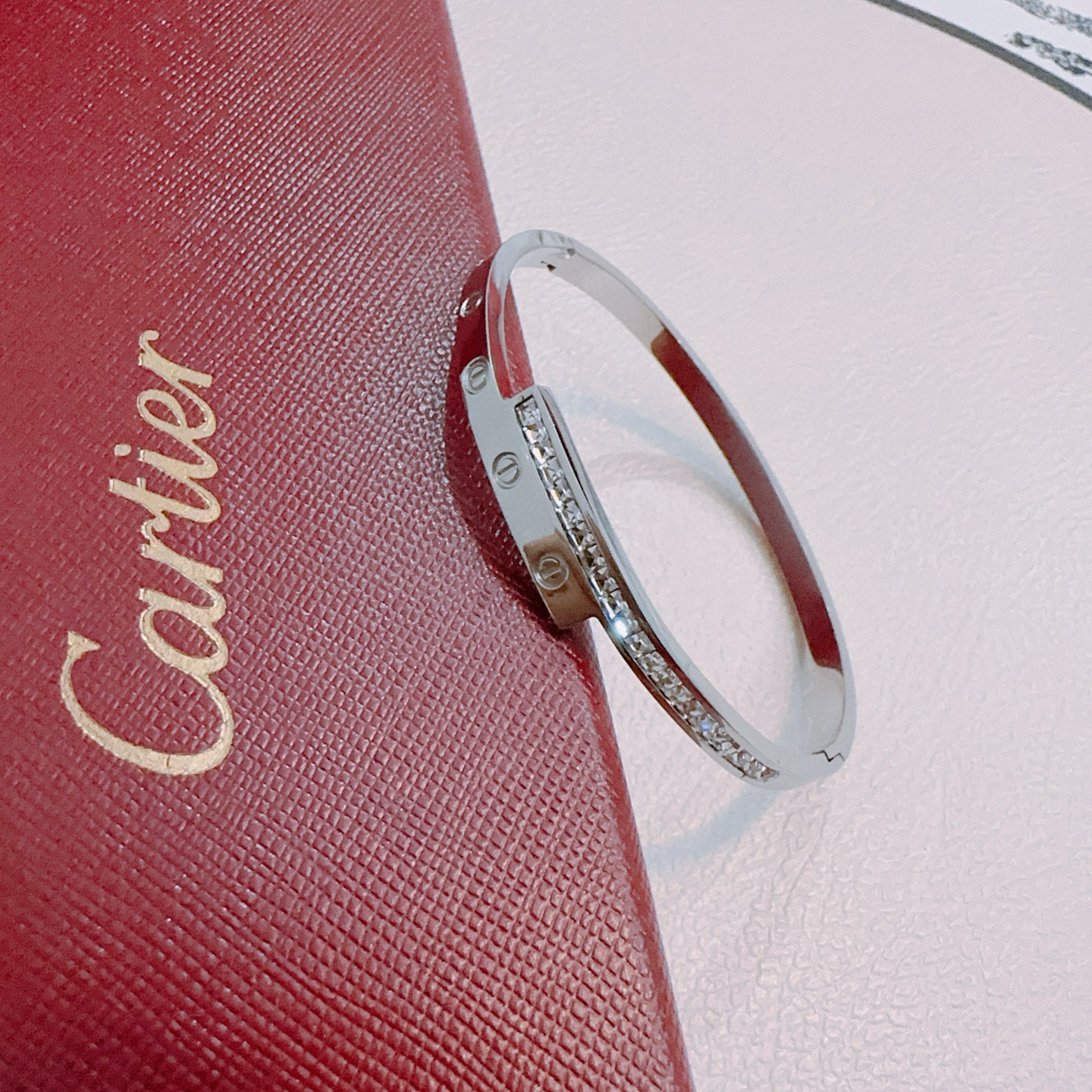 Cartier 卡地亚手链手镯V金材质系列 品相完美 细节无敌 那种独特的色泽完全无可挑剔 再缀以 指环外形设计