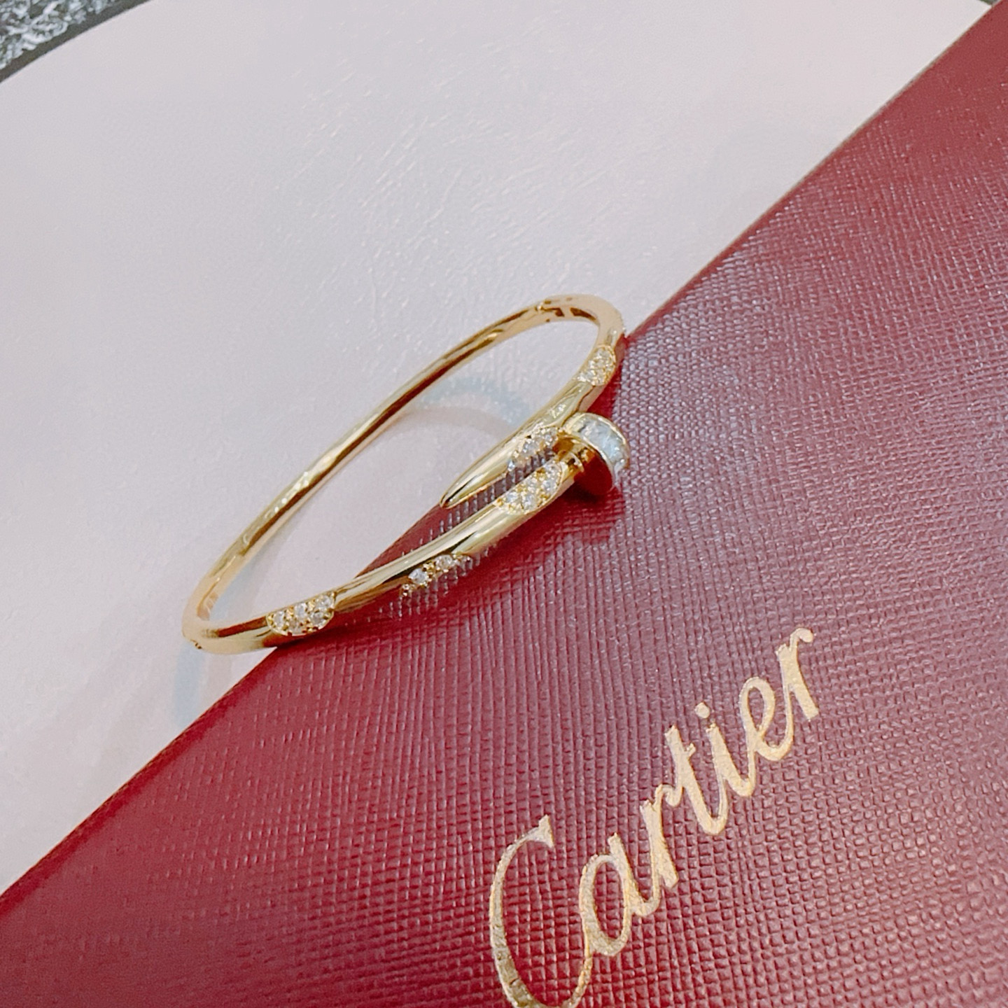 Cartier 卡地亚手链手镯V金材质系列 品相完美 细节无敌 那种独特的色泽完全无可挑剔 再缀以 指环外形设计