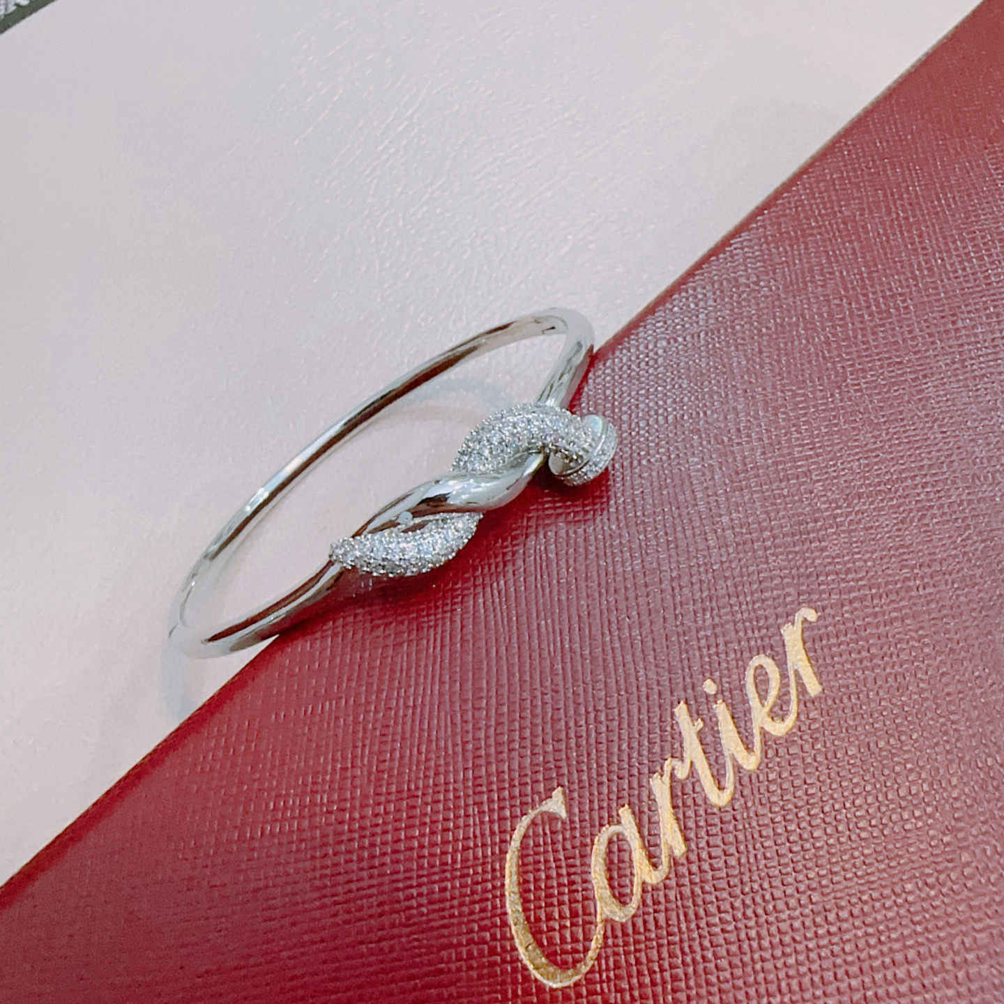Cartier 卡地亚手链手镯V金材质系列 品相完美 细节无敌 那种独特的色泽完全无可挑剔 再缀以 指环外形设计