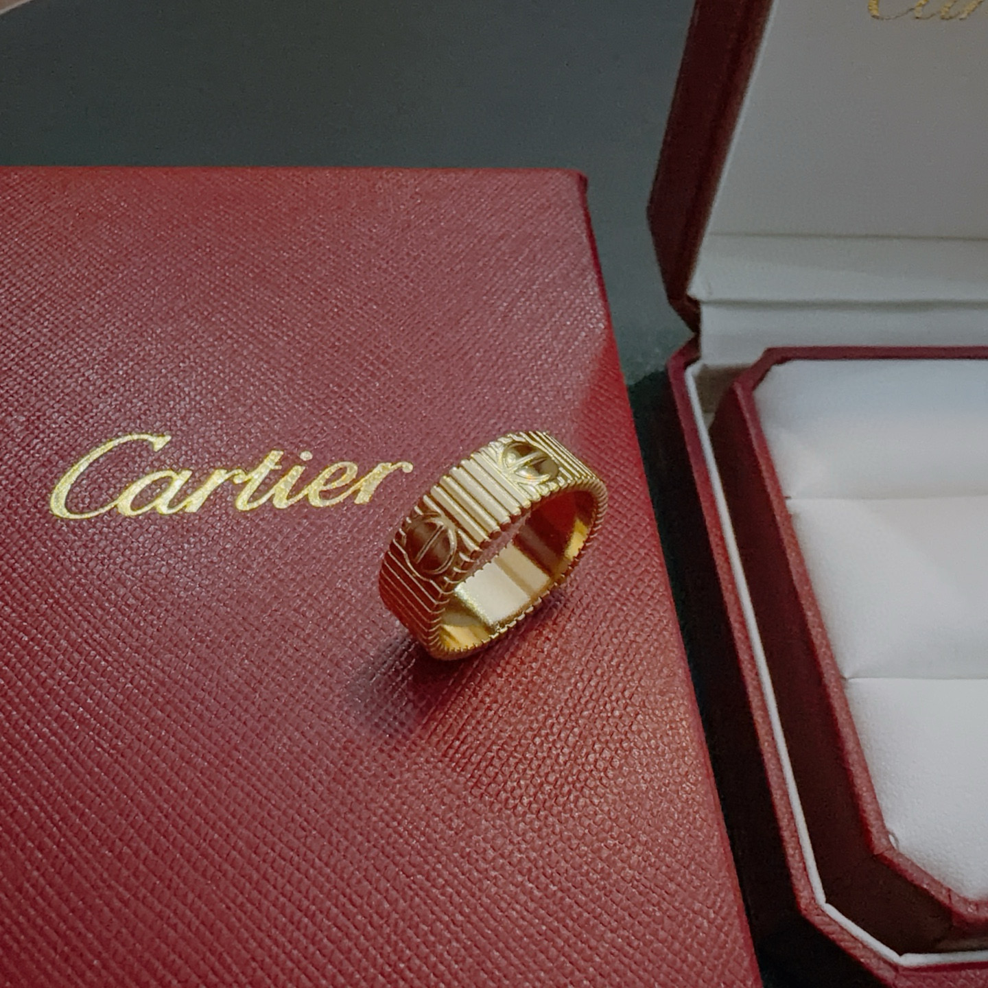 Cartier 卡地亚戒指V金材质系列 品相完美 细节无敌 那种独特的色泽完全无可挑剔 再缀以 指环外形设计