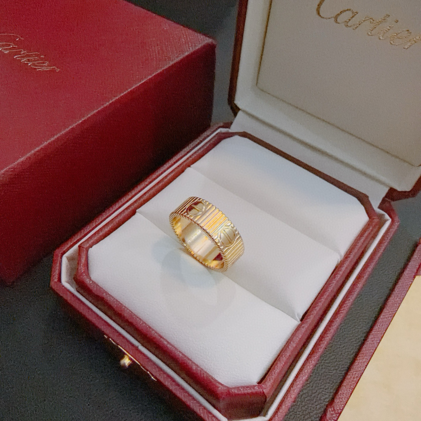 Cartier 卡地亚戒指V金材质系列 品相完美 细节无敌 那种独特的色泽完全无可挑剔 再缀以 指环外形设计