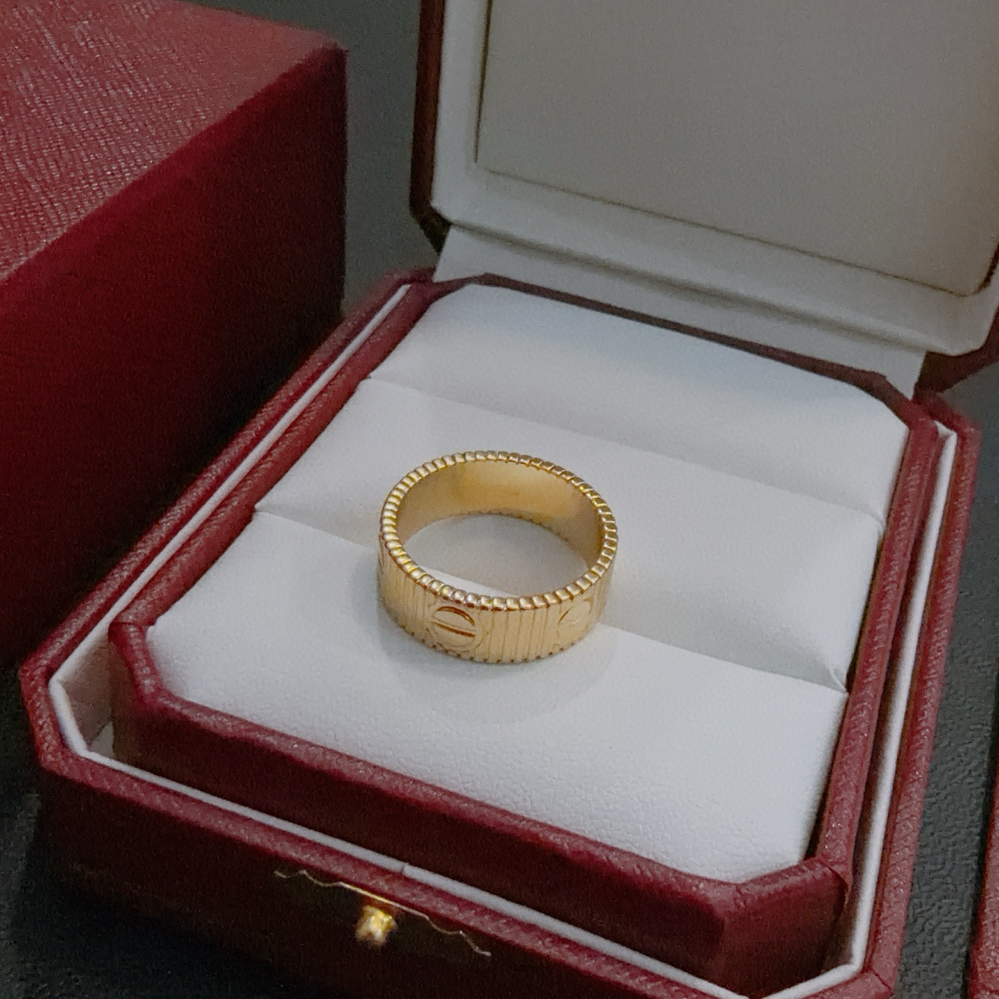 Cartier 卡地亚戒指V金材质系列 品相完美 细节无敌 那种独特的色泽完全无可挑剔 再缀以 指环外形设计