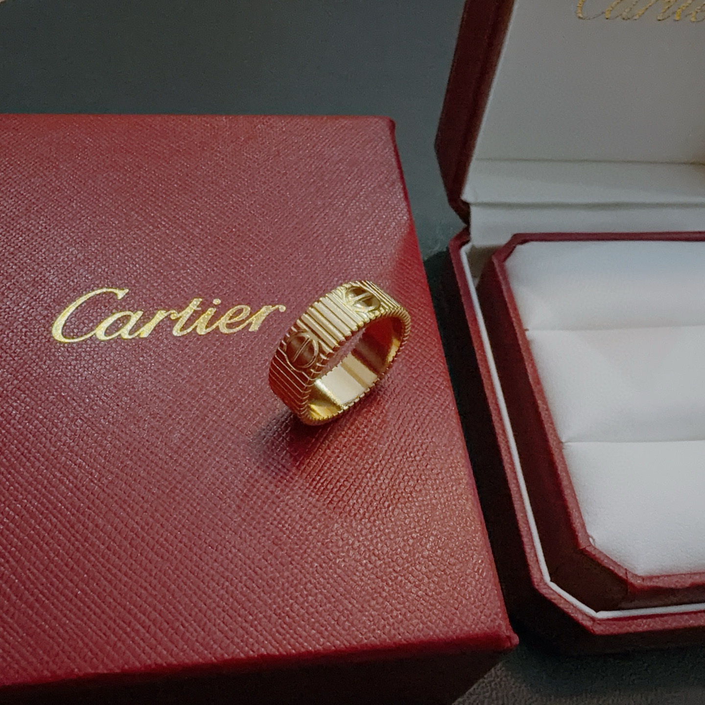 Cartier 卡地亚戒指V金材质系列 品相完美 细节无敌 那种独特的色泽完全无可挑剔 再缀以 指环外形设计