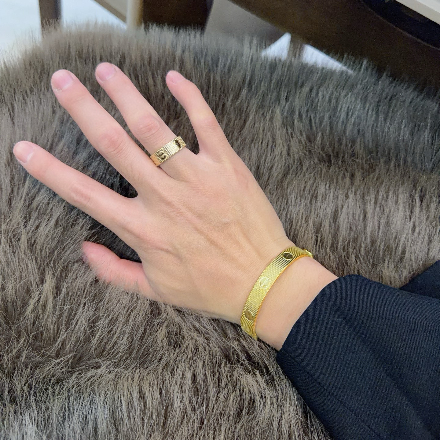 Cartier 卡地亚戒指V金材质系列 品相完美 细节无敌 那种独特的色泽完全无可挑剔 再缀以 指环外形设计