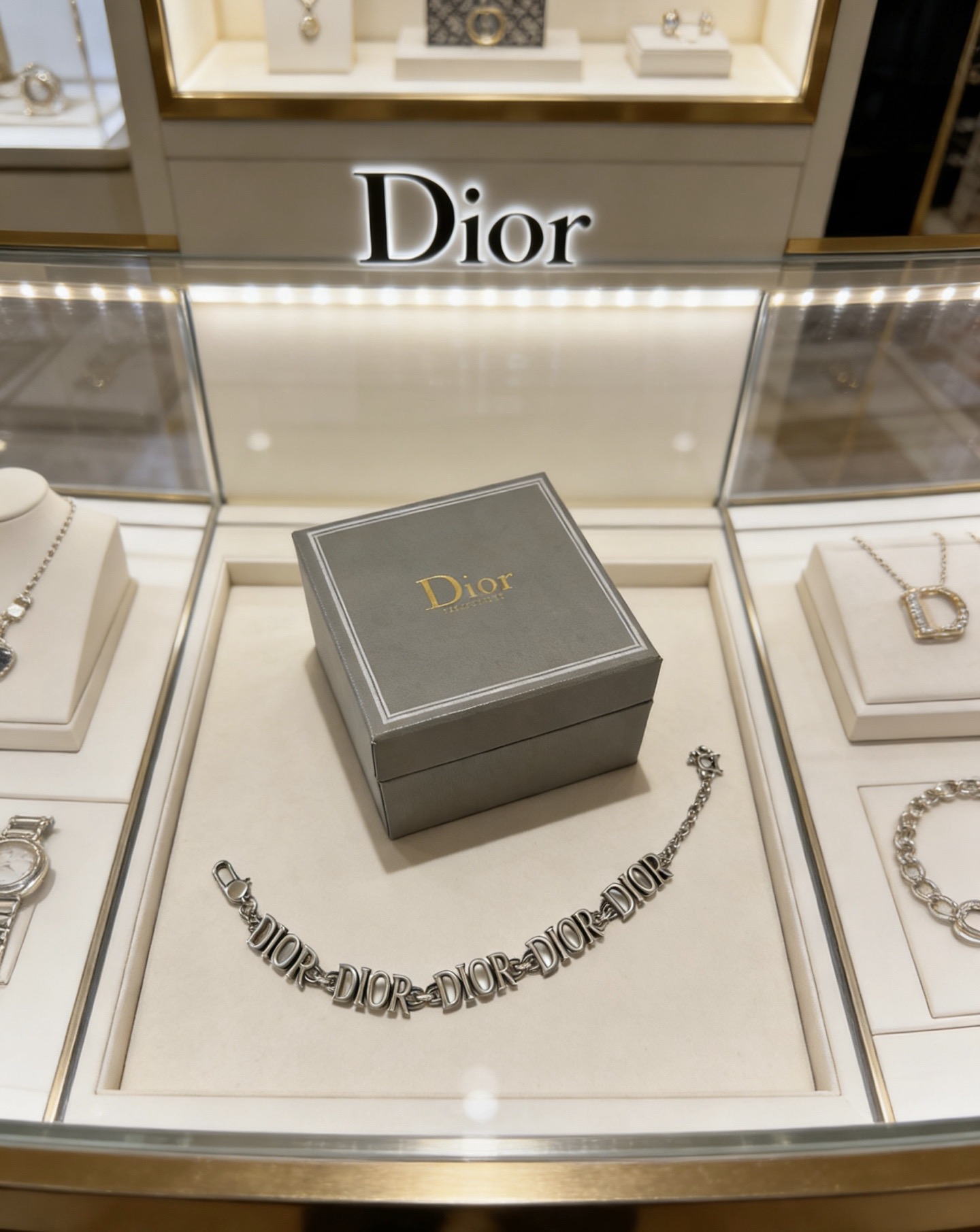 Dior DIOR新款 高品质迪奥手链 新款开模 潮流 男女均可佩戴 同款 摇滚朋克泰银风格 元素 潮流百搭 项链最新款链条档次更高明星 款手链古巴链系列 银手链