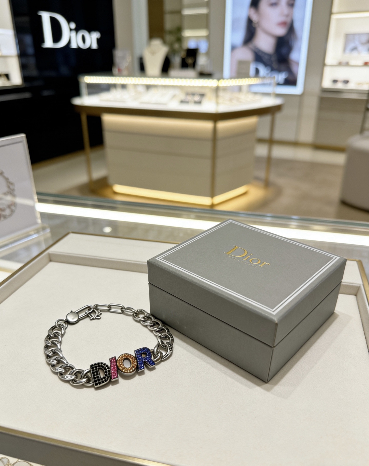 NO:766553,DIOR's new high-quality Dior bracelet original item counter new open mold retro trendy fashion must-have. Can be worn by both men and women. The same style for couples. Rock punk Thai silver style. Retro elements. Trendy and versatile. The same necklace on the official website. The latest chain has a higher grade. Celebrity classic bracelet. Cuban chain series. Retro silver bracelet. Chain length and code number: 22cm, 20cm and 18cm. The length can be changed. The details are distressed. Non-market glossy version. This one has been released. The best-selling model in Dior.  Very easy to match with trendy clothes, fine jewelry, dior, dior, necklace, bracelet19860909DIOR新款高品质迪奥手链原单货专柜新款开模复古潮流时尚必备 男女均可佩戴 情侣款同款 摇滚朋克泰银风格 复古元素 潮流百搭 官网同款项链最新款链条档次更高明星经典款手链古巴链系列复古银手链 链长码数22cm20cm18cm可改长度 细节对版做旧处理 非市面亮面版型 这款一直在出 迪奥里面热卖款 非常好搭配潮流衣服,饰品精品,dior,dior,necklace,bracelet,Jewelry