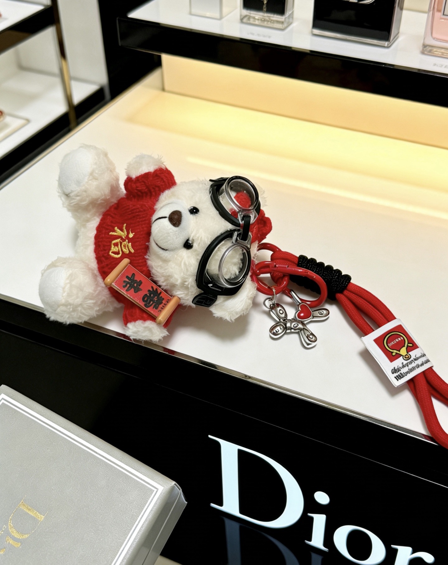 Dior 新品发布 迪奥 钥匙扣 包包扣 最新款包包挂饰档次更高 Anger Forest系列 款联名设计理念钥匙扣系列