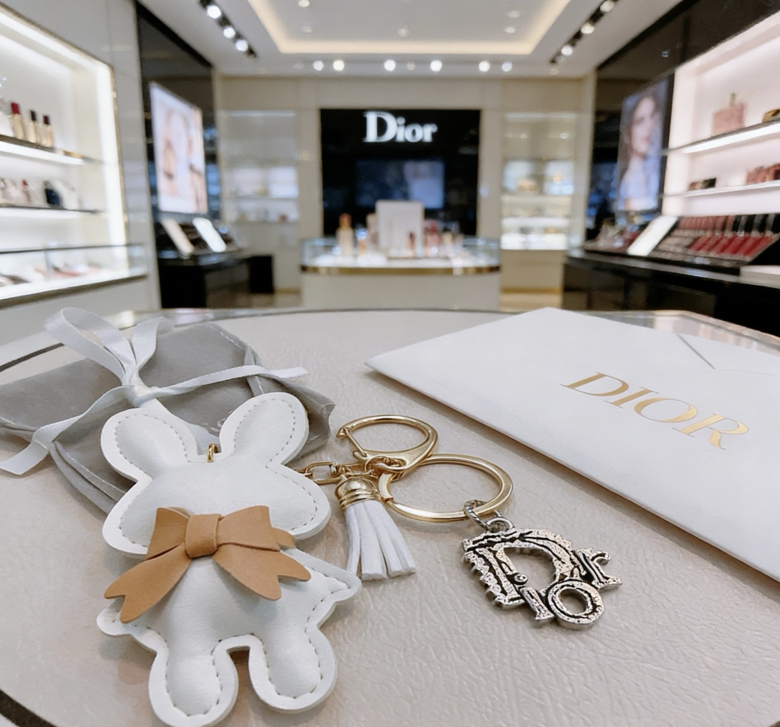 Dior 新品发布 迪奥 钥匙扣 包包扣 最新款包包挂饰档次更高 Anger Forest系列 款联名设计理念钥匙扣系列