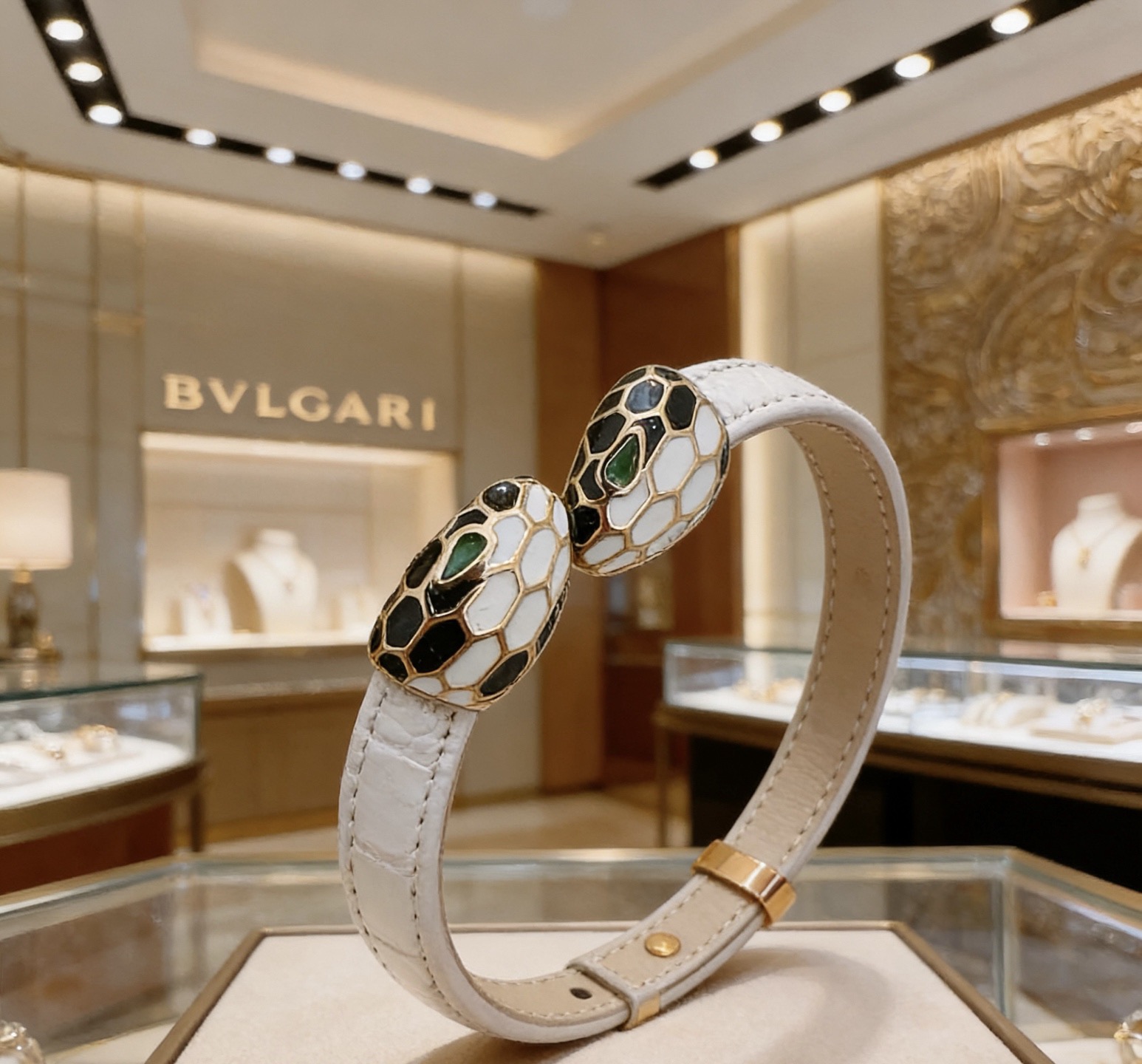 Bvlgari 高品质宝格丽牛皮手绳手链 新款开模 潮流 男女均可佩戴 同款 摇滚朋克泰银风格 元素 潮流百搭 牛皮最新款链条档次更高明星 款项链系列