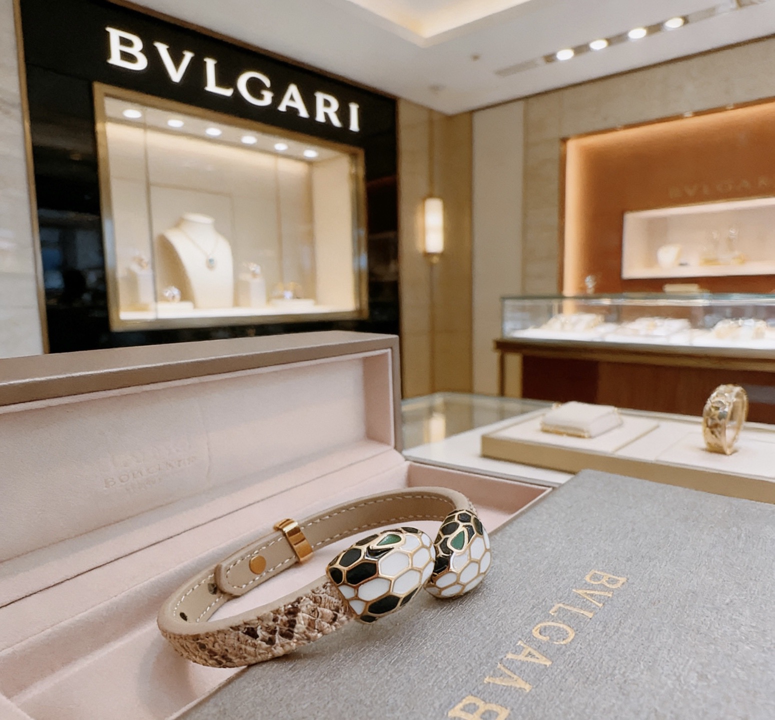Bvlgari 高品质宝格丽牛皮手绳手链 新款开模 潮流 男女均可佩戴 同款 摇滚朋克泰银风格 元素 潮流百搭 牛皮最新款链条档次更高明星 款项链系列