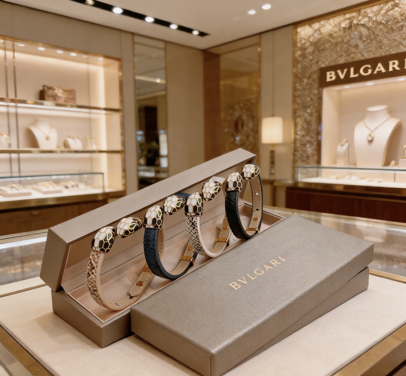 Bvlgari 高品质宝格丽牛皮手绳手链 新款开模 潮流 男女均可佩戴 同款 摇滚朋克泰银风格 元素 潮流百搭 牛皮最新款链条档次更高明星 款项链系列