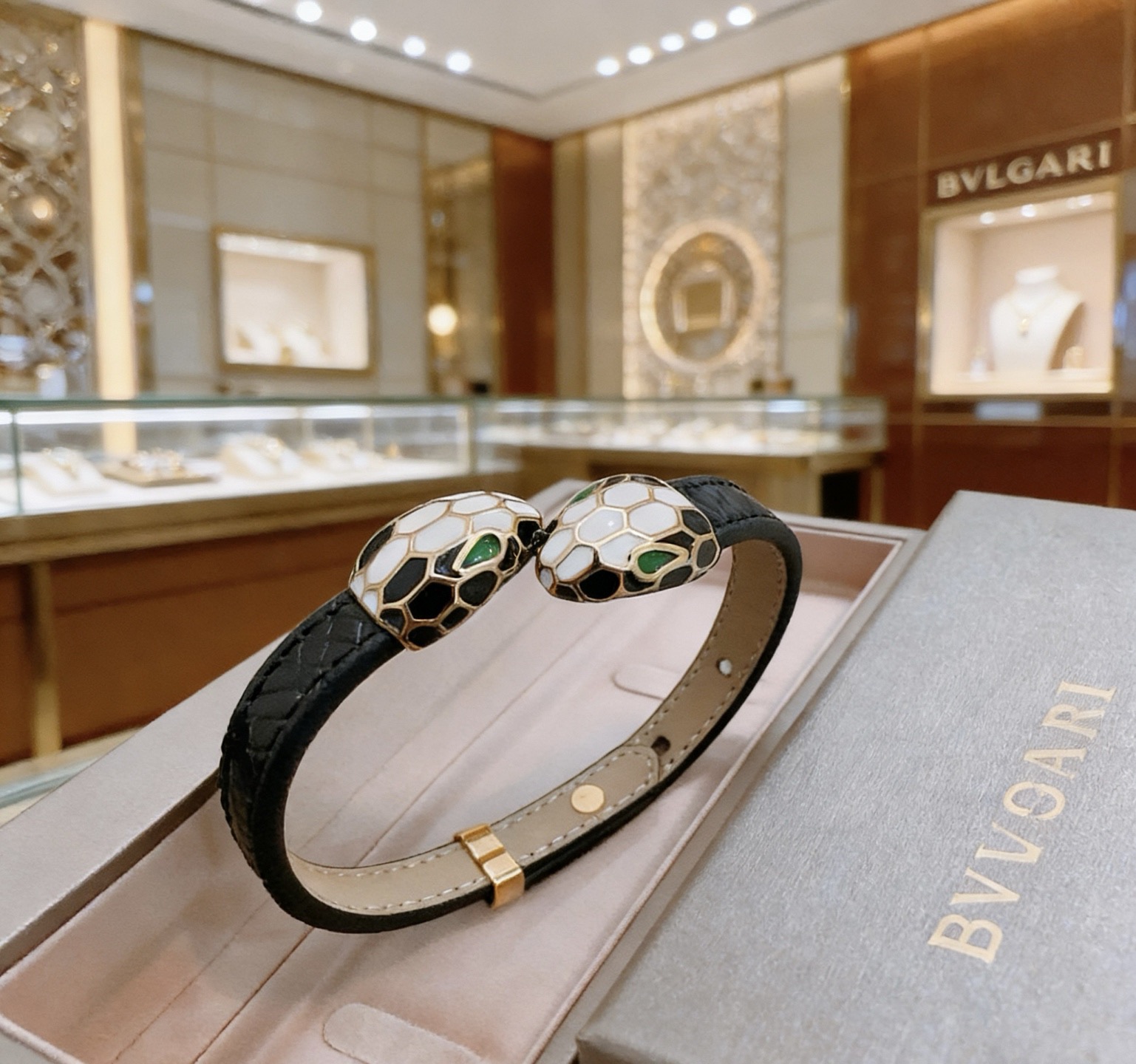Bvlgari 高品质宝格丽牛皮手绳手链 新款开模 潮流 男女均可佩戴 同款 摇滚朋克泰银风格 元素 潮流百搭 牛皮最新款链条档次更高明星 款项链系列