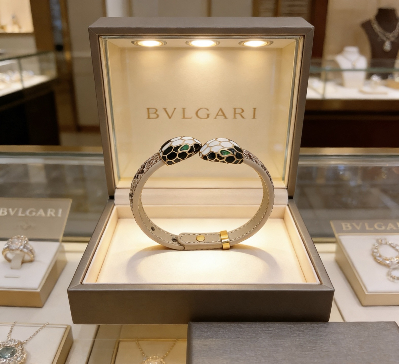 Bvlgari 高品质宝格丽牛皮手绳手链 新款开模 潮流 男女均可佩戴 同款 摇滚朋克泰银风格 元素 潮流百搭 牛皮最新款链条档次更高明星 款项链系列