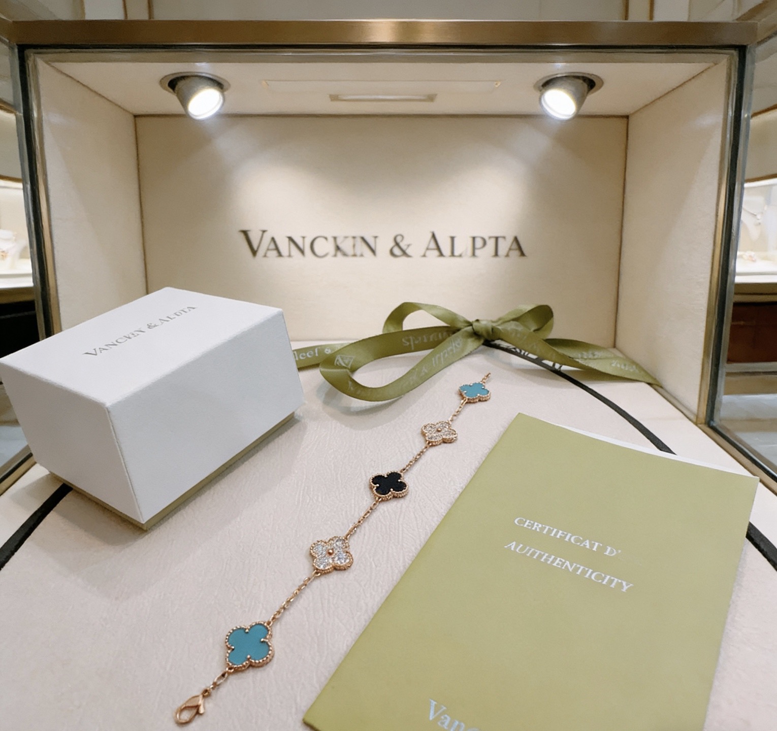 NO:766604,Four-leaf clover Van Cleef & Arpels authentic customized rainbow color bracelet V gold material series. The appearance is perfect, the details are invincible, the unique color is completely impeccable, and it is decorated with a classic ring shape design. It is simple yet elegant and eye-catching. The V gold pure handmade combination is more elegant and elegant. The same style for men and women, boutique jewelry, van cleef, bracelet19860909四叶草梵克雅宝正品定制彩虹花色手链V金材质系列 品相完美,细节无敌,那种独特的色泽完全无可挑剔,再缀以经典指环外形设计,简约之余却又优雅夺目,V金纯手工的组合更显气色,上手雅致动人.男女同款,饰品精品,van cleef,bracelet,Jewelry