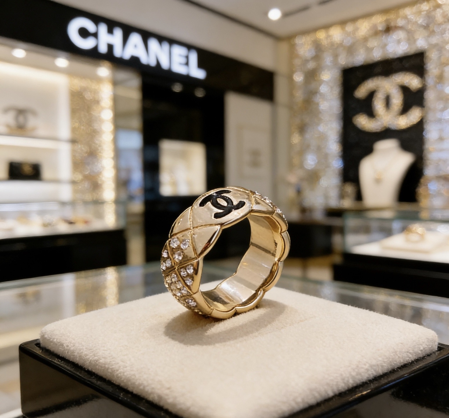 NO:766610,Chanel Chanel simple retro pearl ring is made of fine quality and heavy work. It is suitable for all kinds of fingers. Size 678, jewelry boutique, chanel, chanel, ring19860909Chanel 香奈儿 简约复古珍珠戒指 精选精致质重工打造 适合各种各样手指 码数678,饰品精品,chanel,chanel,ring,Jewelry