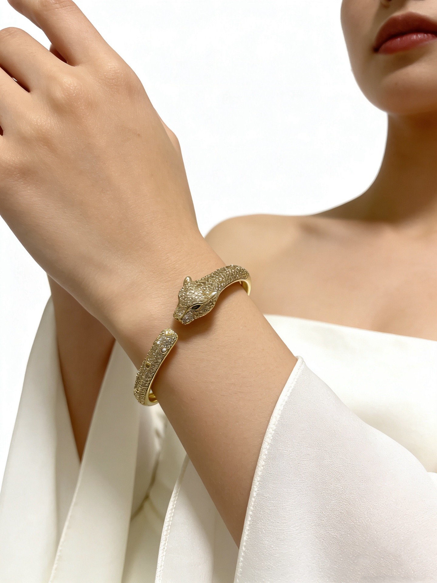 Cartier 卡地亚手链手镯V金材质系列 品相完美 细节无敌 那种独特的色泽完全无可挑剔 再缀以 指环外形设计