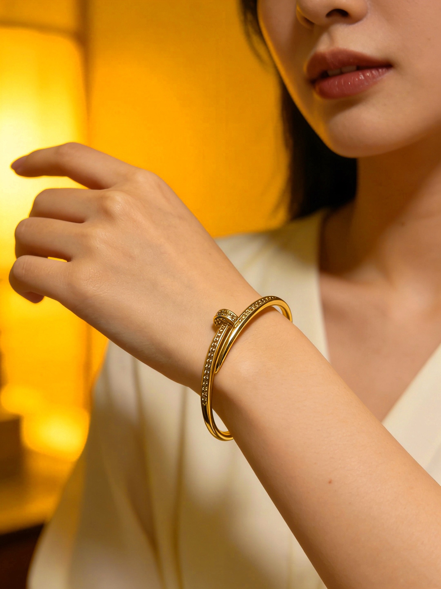 Cartier 卡地亚手链手镯V金材质系列 品相完美 细节无敌 那种独特的色泽完全无可挑剔 再缀以 指环外形设计