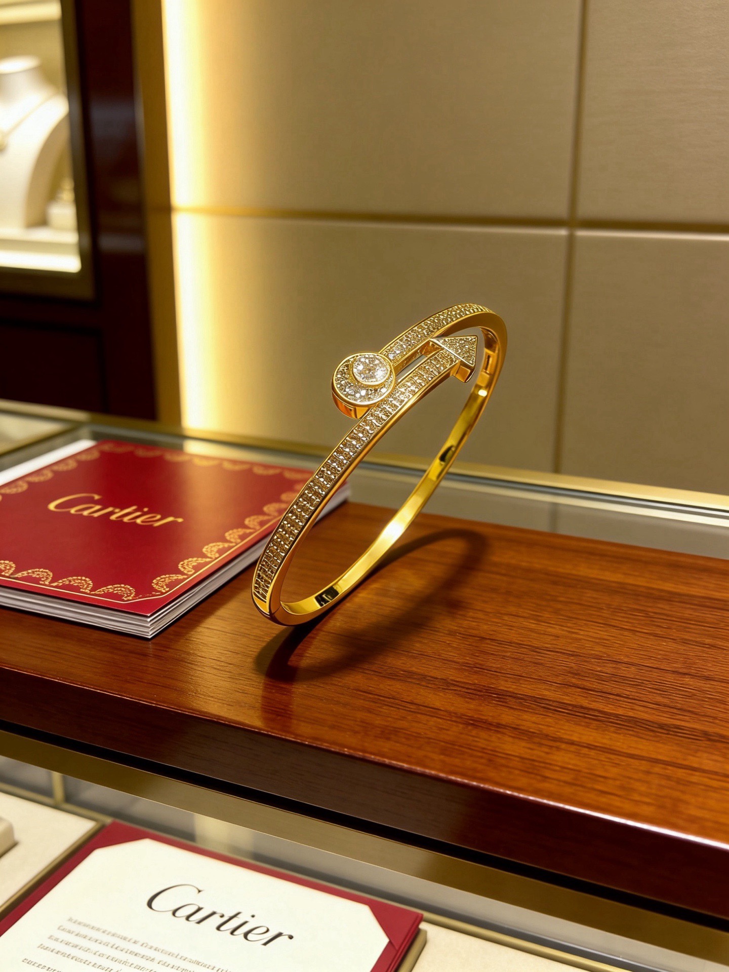 Cartier 卡地亚手链手镯V金材质系列 品相完美 细节无敌 那种独特的色泽完全无可挑剔 再缀以 指环外形设计