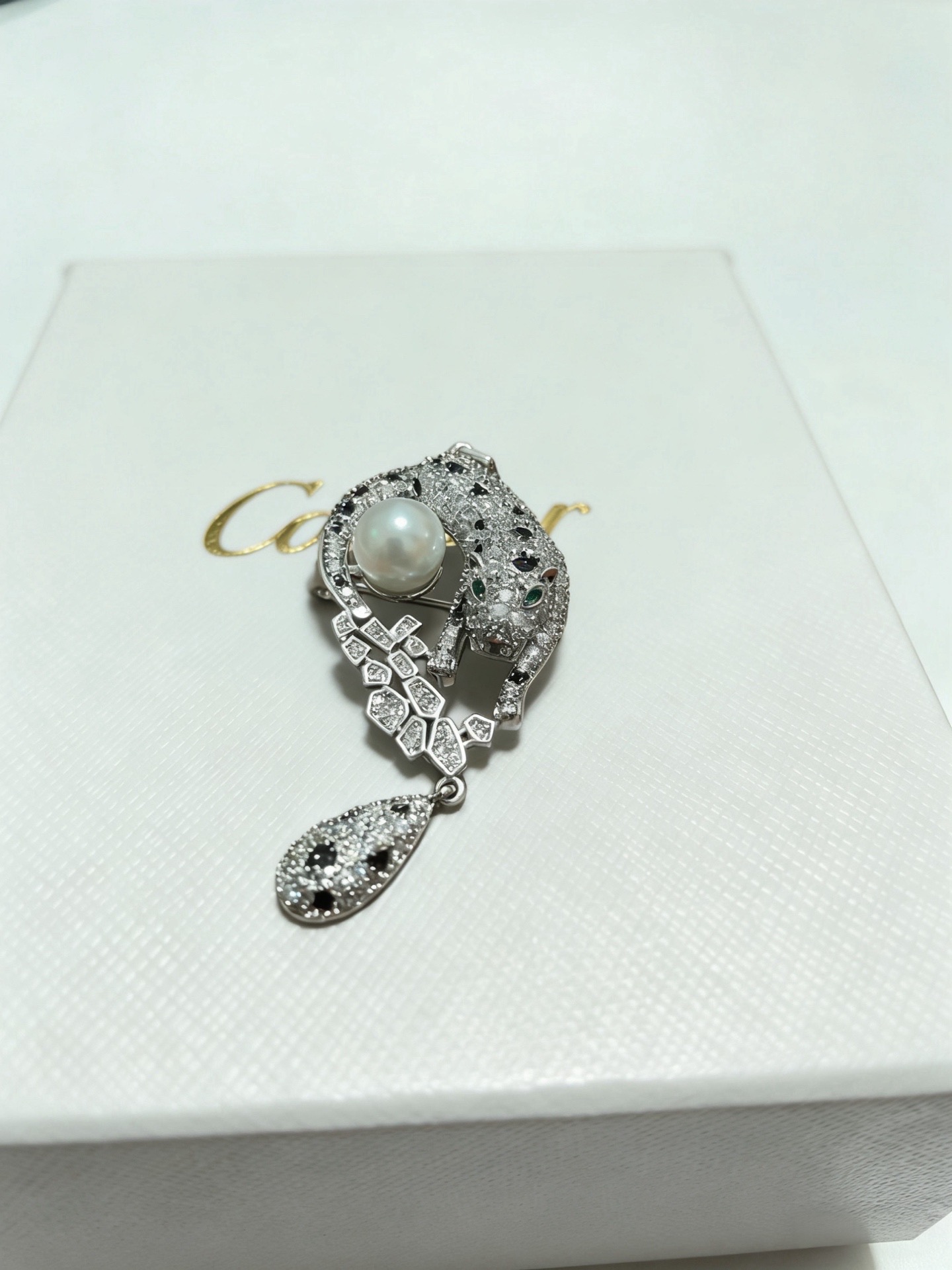 NO:766633,Cartier brooch Cartier's new rich series, high-end and domineering, spotted leopard, electroplated gold, hand-made micro-setting technology!  High-end and elegant, the leopard head is coming to attack!  Fashionable, trendy and domineering!  Both men and women can wear electroplated thick gold brooches, fine jewelry, cartier, brooch, breastpin19860909卡地亚胸针 卡家全新暴富系列 高端霸气 斑点豹子 电镀咪金 手工微镶工艺！高档大气大气上档次 豹子头来击！时尚、潮流、霸气！男神女神均可佩戴 电镀厚金胸针,饰品精品,cartier,brooch，breastpin,Jewelry